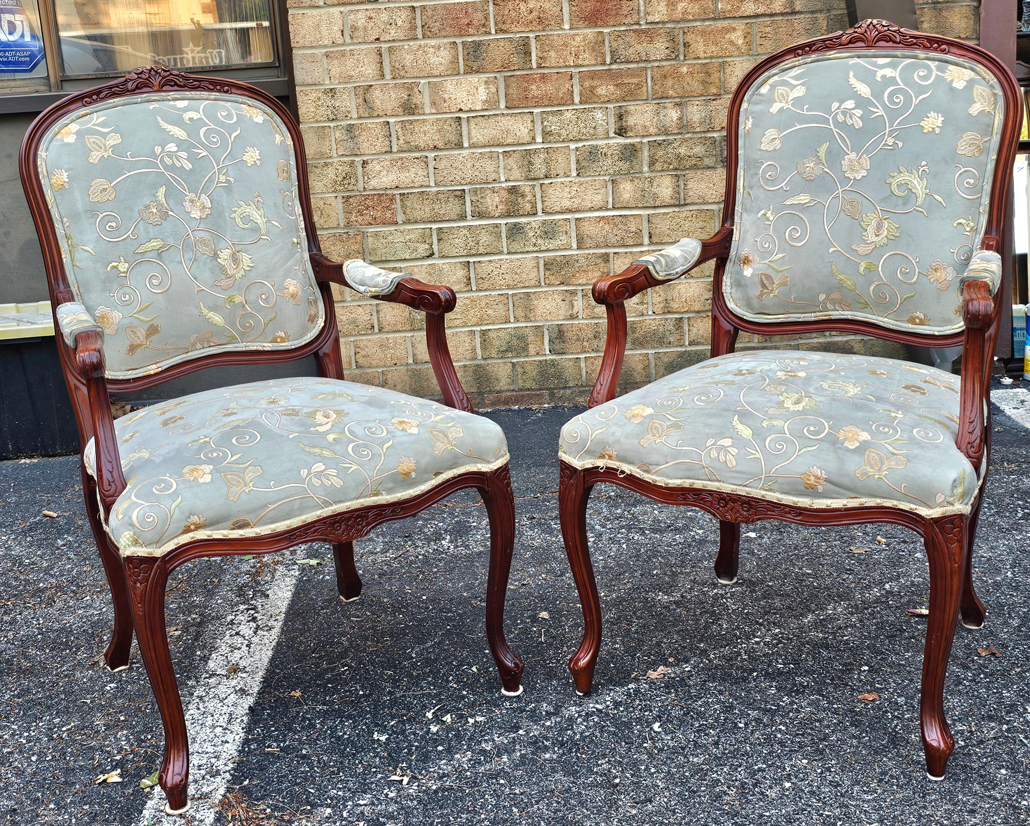 Paar Provincial Style Obstholz und bestickte Ultrasuede-Polsterung  Sessel (21. Jahrhundert und zeitgenössisch) im Angebot