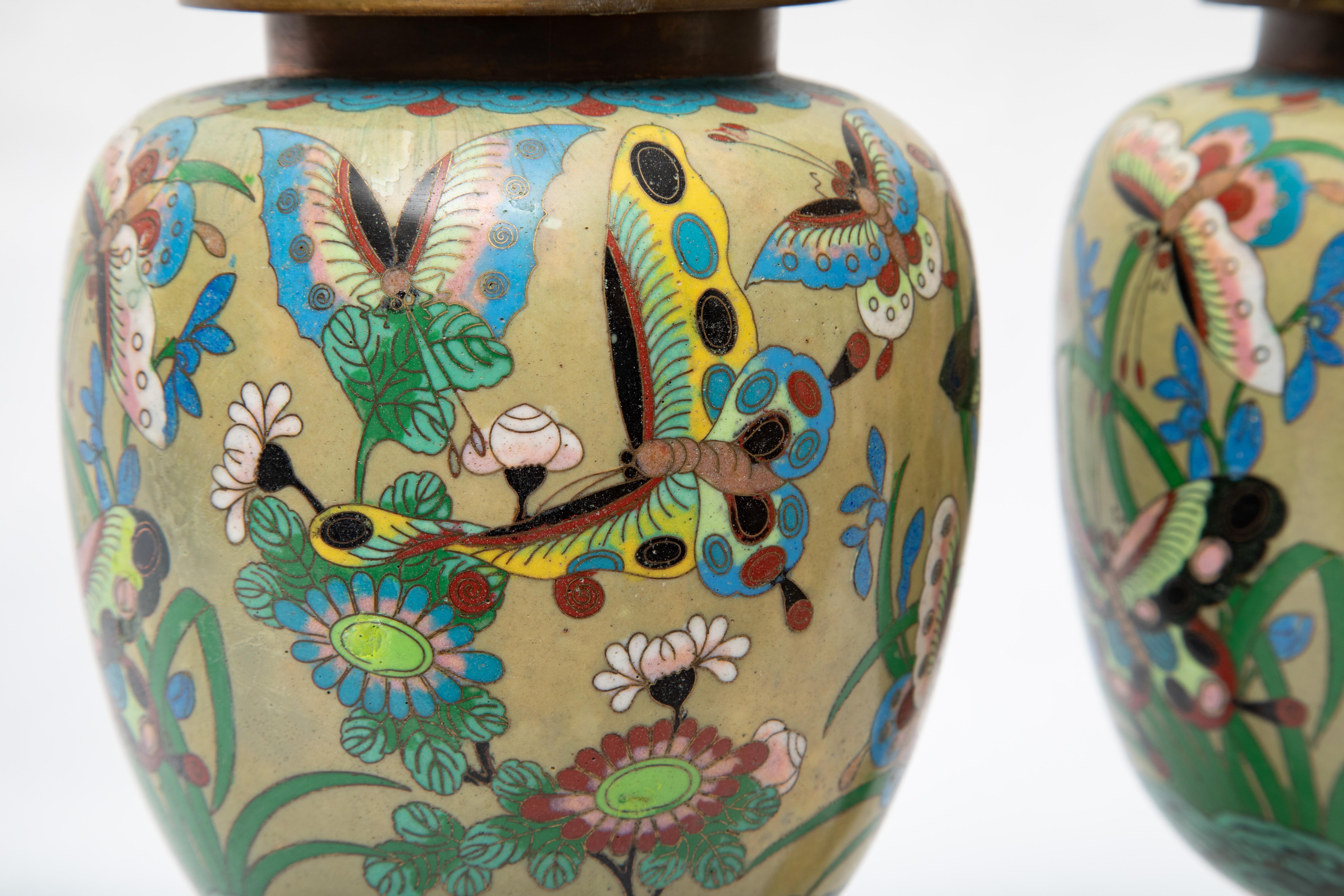 Cloisonné Coppia di vasi Cloissone cinesi del XIX secolo Qing, smalti colorati e vibranti in vendita