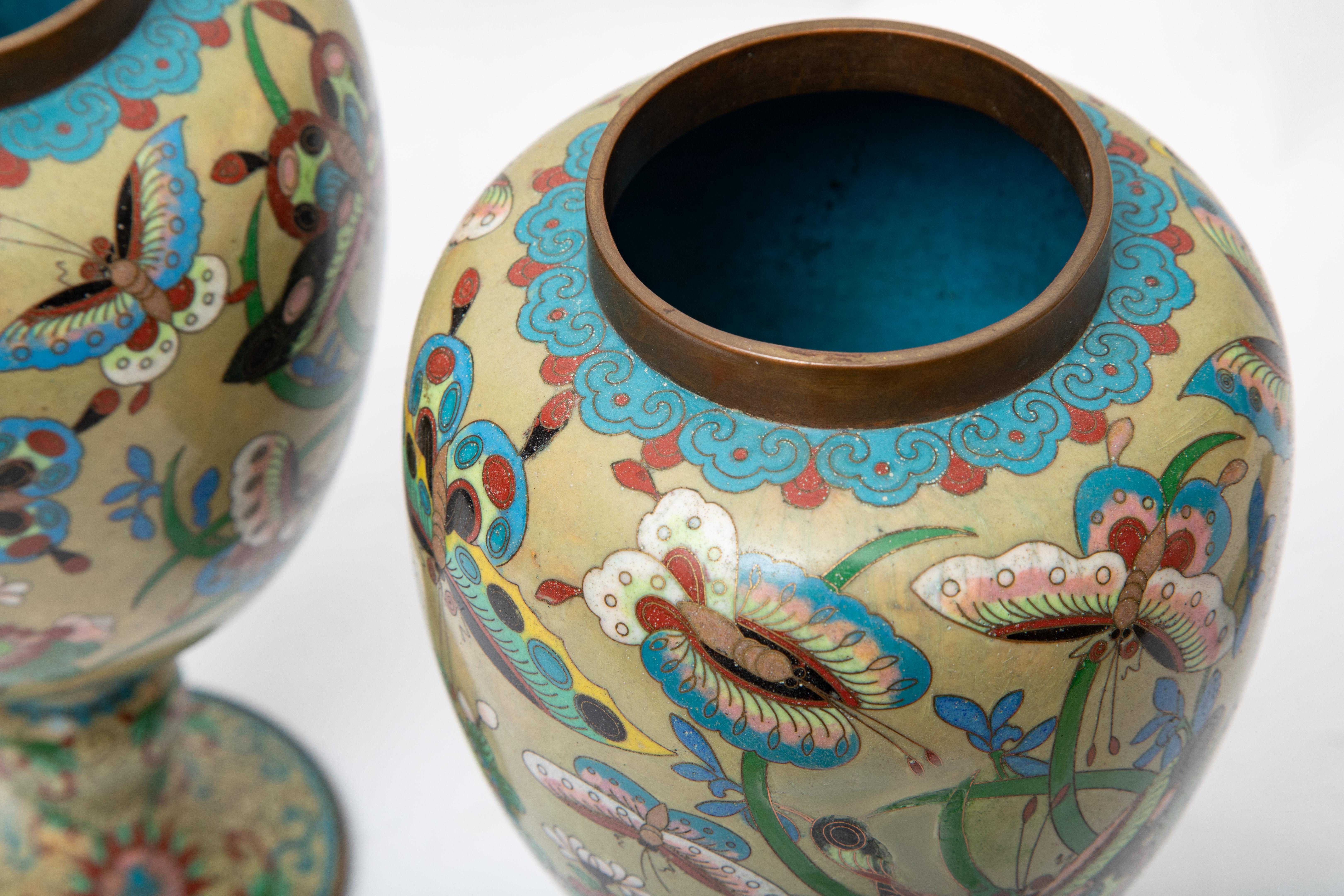 Metà XIX secolo Coppia di vasi Cloissone cinesi del XIX secolo Qing, smalti colorati e vibranti in vendita