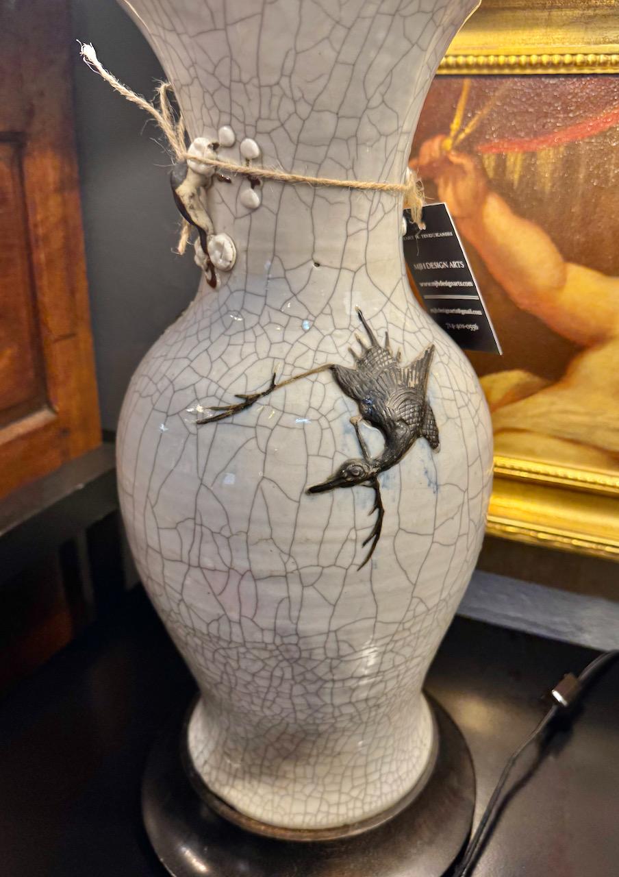 Paire de lampes urnes en porcelaine à glaçure craquelée Dragon Qing en vente 3