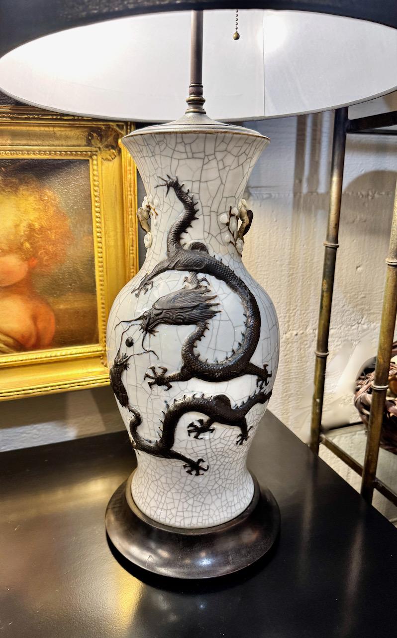 Paire de lampes urnes en porcelaine à glaçure craquelée Dragon Qing en vente 5