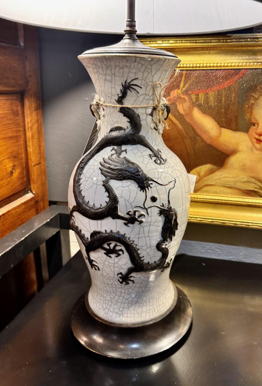 Paire de lampes urnes en porcelaine à glaçure craquelée Dragon Qing en vente 6