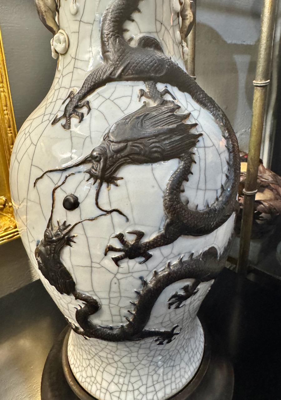Paire de lampes urnes en porcelaine à glaçure craquelée Dragon Qing en vente 7