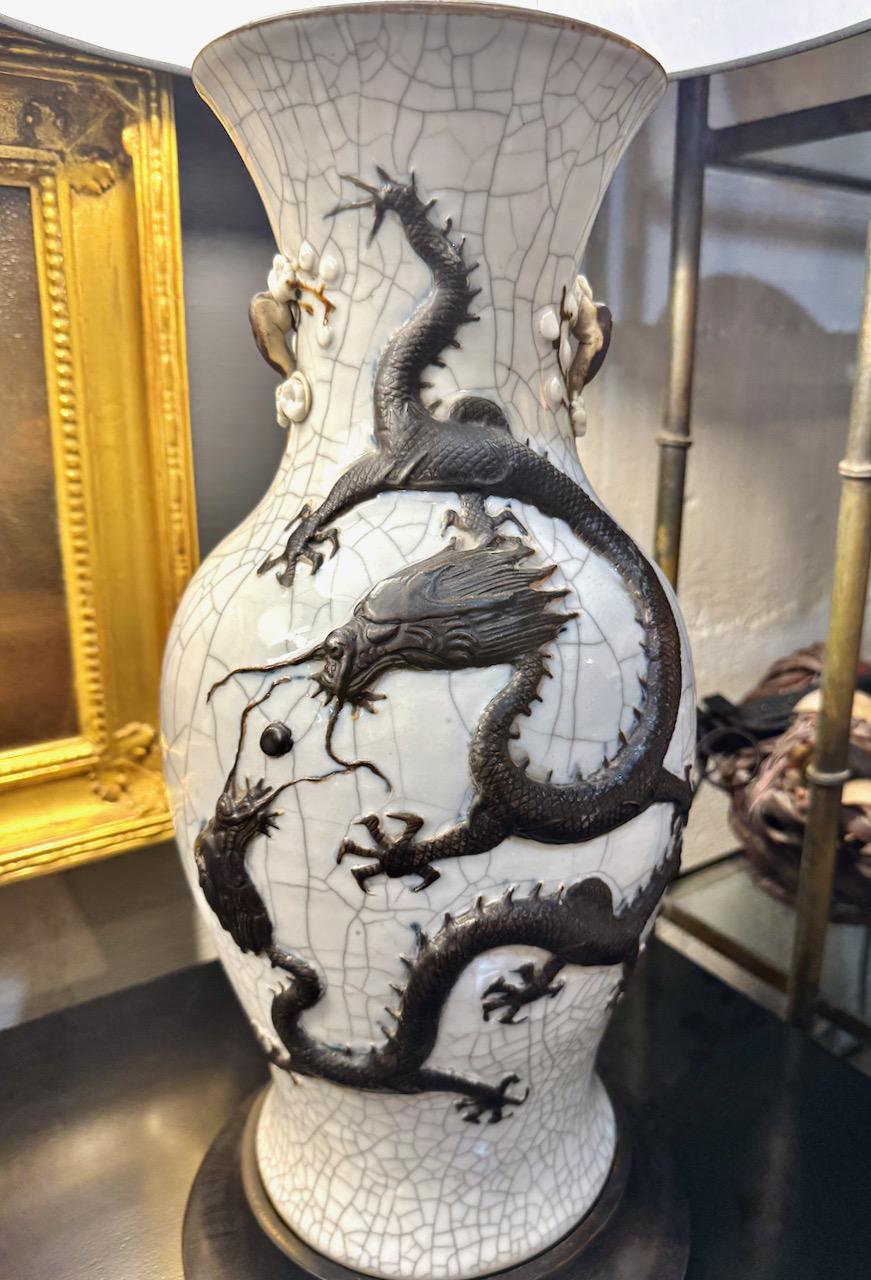 Paire de lampes urnes en porcelaine à glaçure craquelée Dragon Qing en vente 8