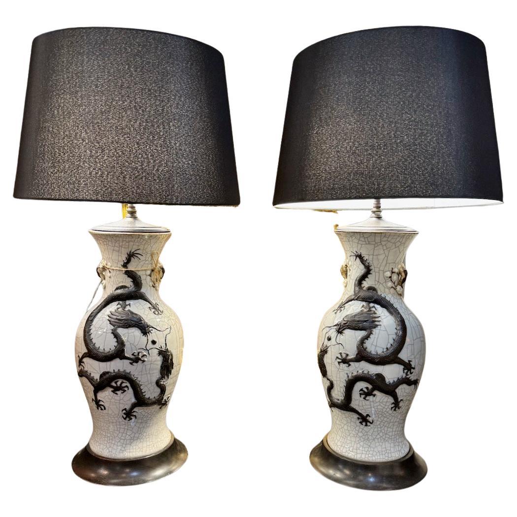 Exportation chinoise Paire de lampes urnes en porcelaine à glaçure craquelée Dragon Qing en vente