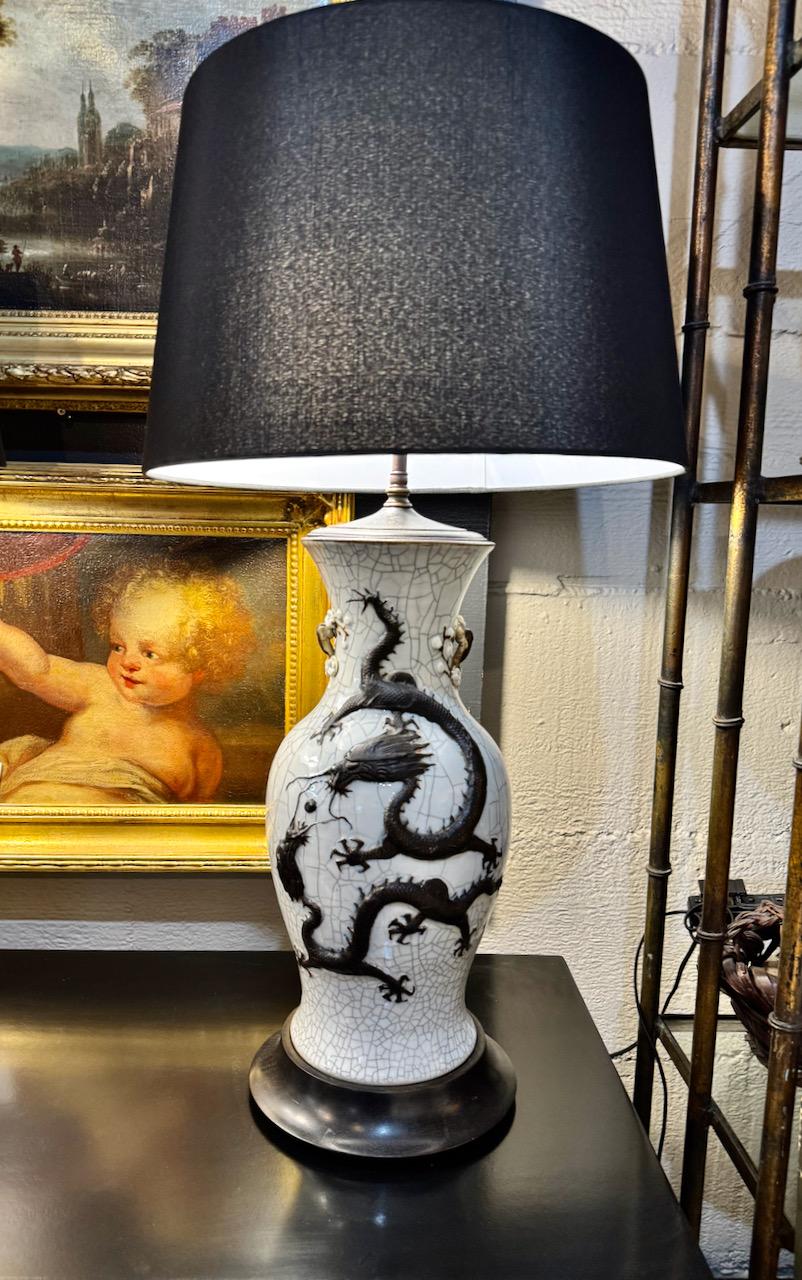Chinois Paire de lampes urnes en porcelaine à glaçure craquelée Dragon Qing en vente
