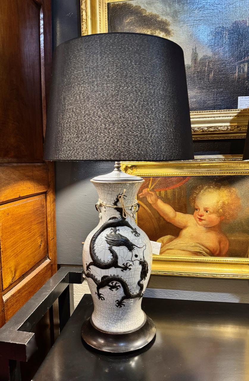 Paire de lampes urnes en porcelaine à glaçure craquelée Dragon Qing Bon état - En vente à Pasadena, CA