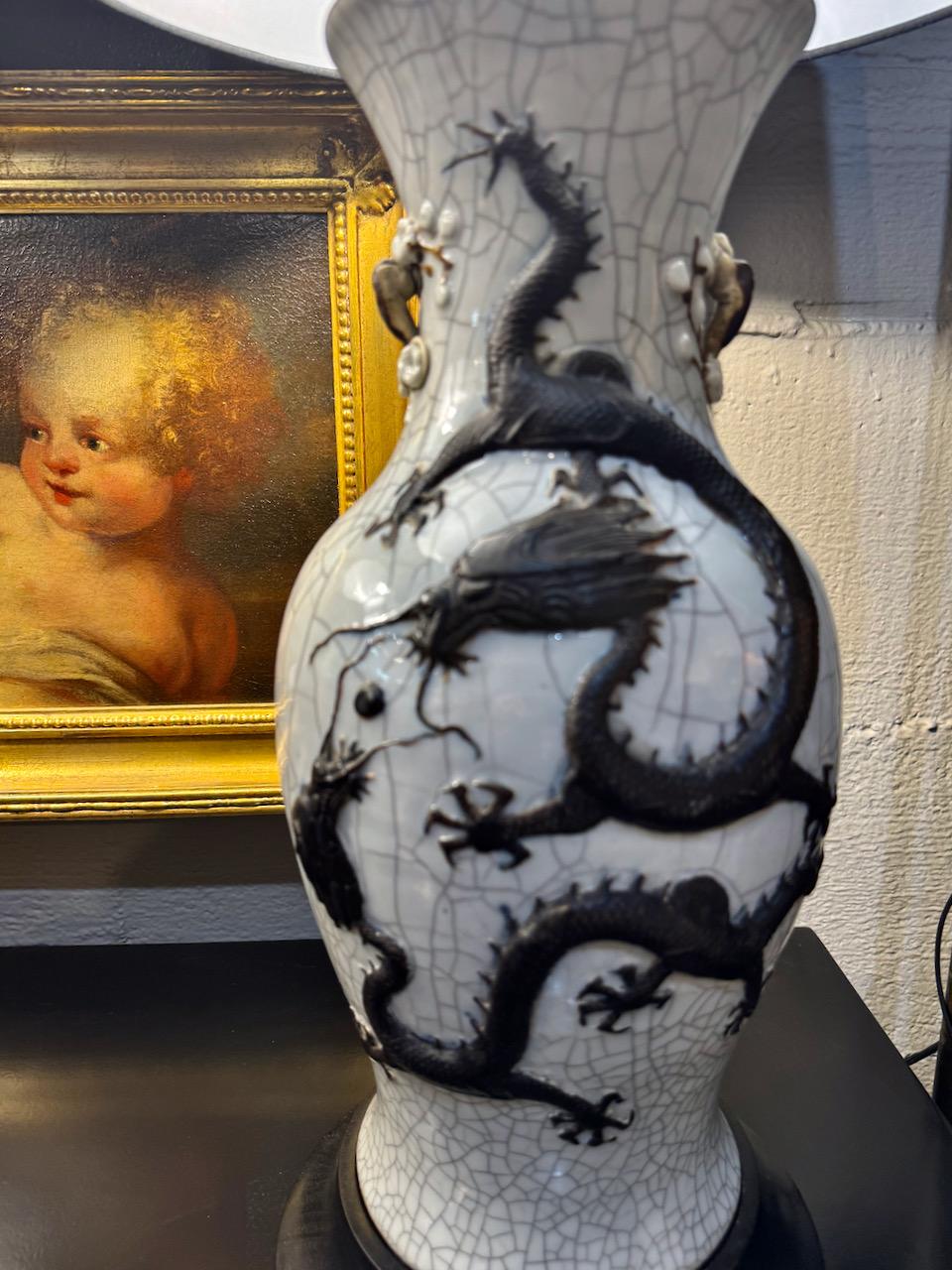 XIXe siècle Paire de lampes urnes en porcelaine à glaçure craquelée Dragon Qing en vente