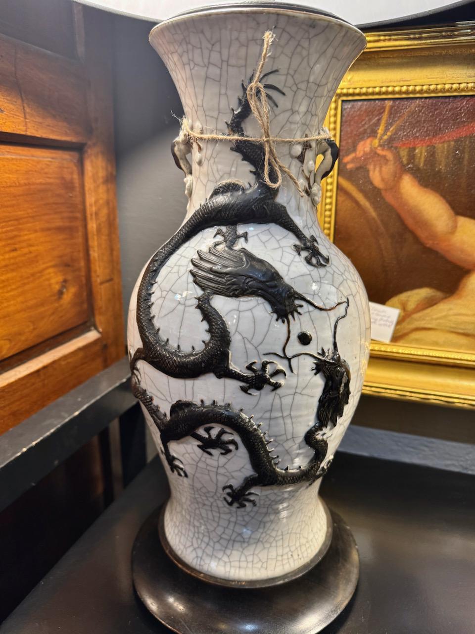 Laiton Paire de lampes urnes en porcelaine à glaçure craquelée Dragon Qing en vente