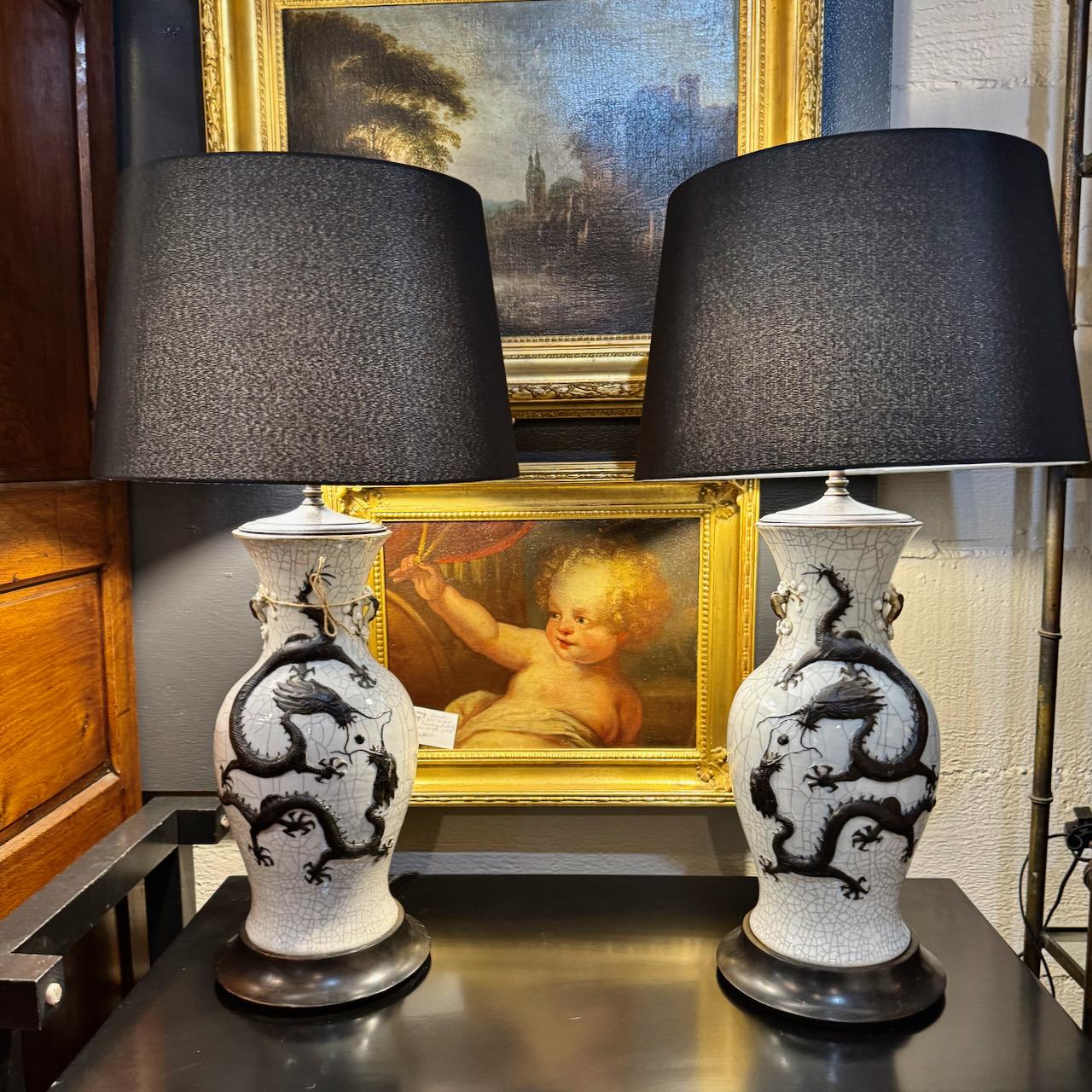 Paire de lampes urnes en porcelaine à glaçure craquelée Dragon Qing en vente 1