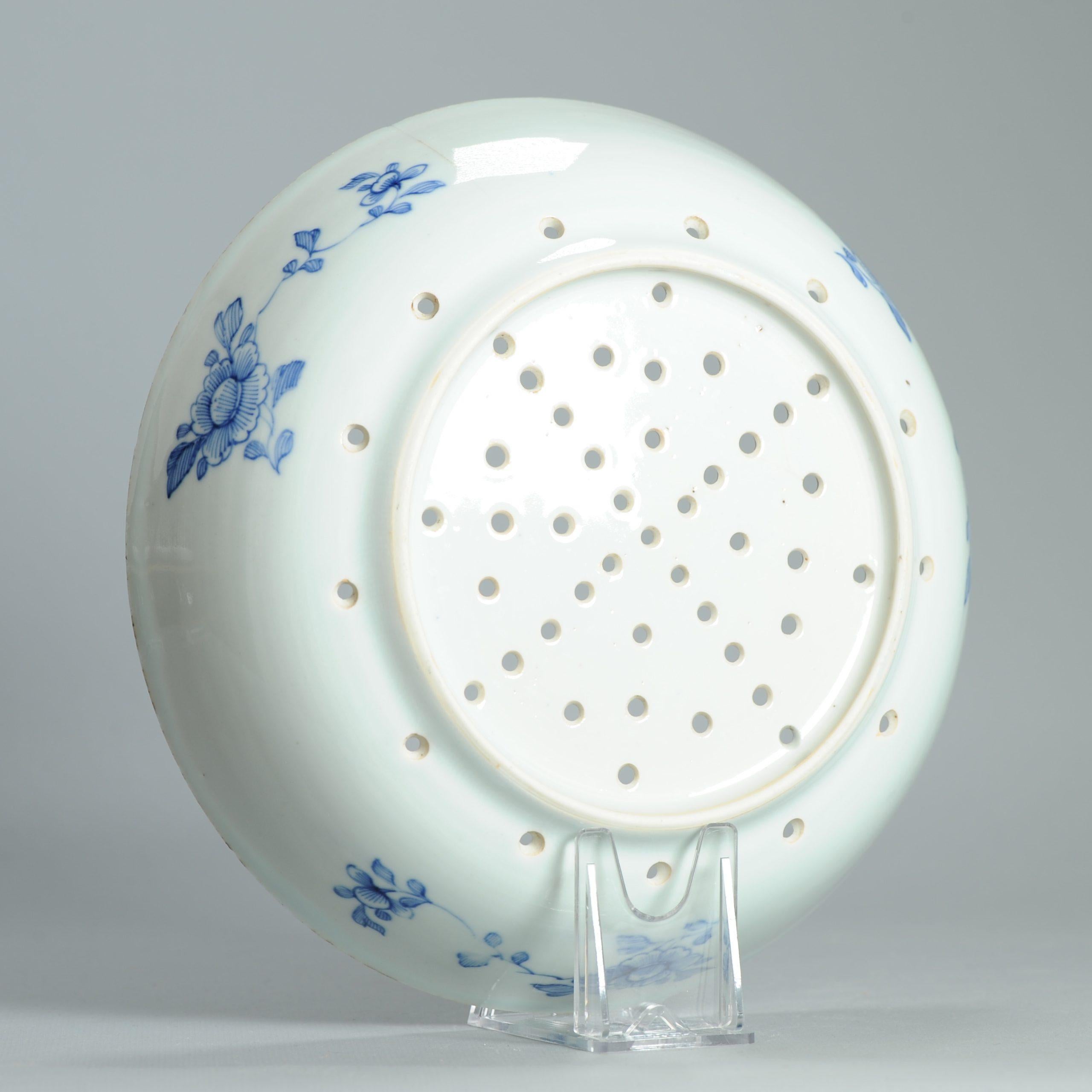 Paar blau-weiße Porzellansiebe aus der Qing-Dynastie, Dame in Gartenszene, 18. im Angebot 2
