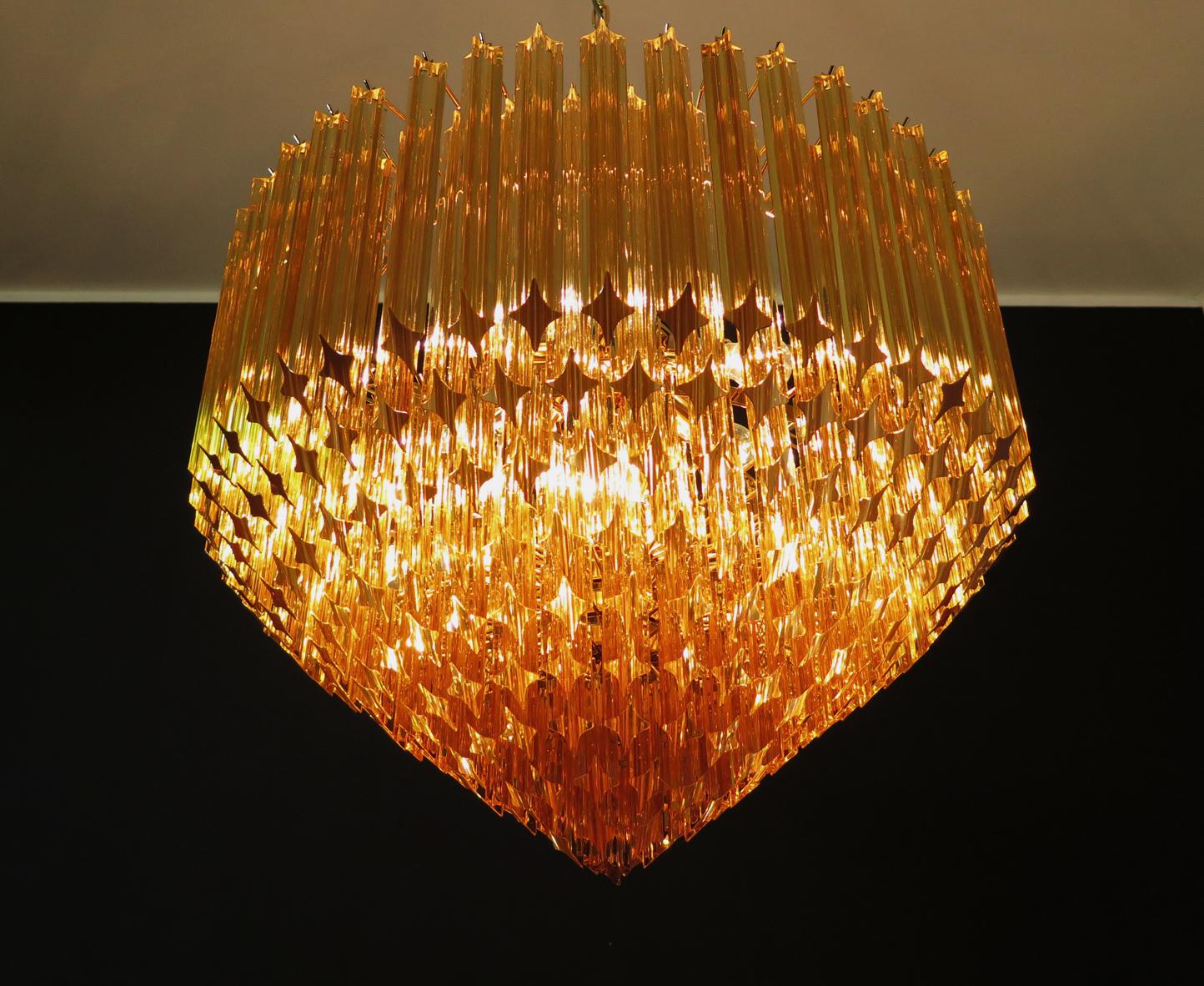 Coppia di lampadari in vetro di Murano Quadriedri, 265 prismi d'ambra, montatura in oro in vendita 6