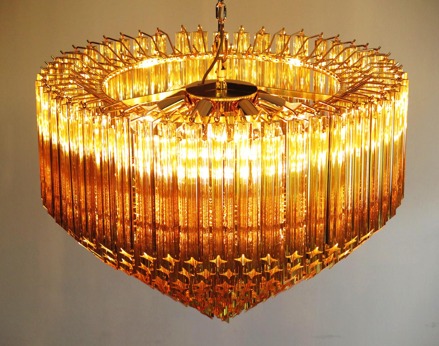 Coppia di lampadari in vetro di Murano Quadriedri, 265 prismi d'ambra, montatura in oro in vendita 8