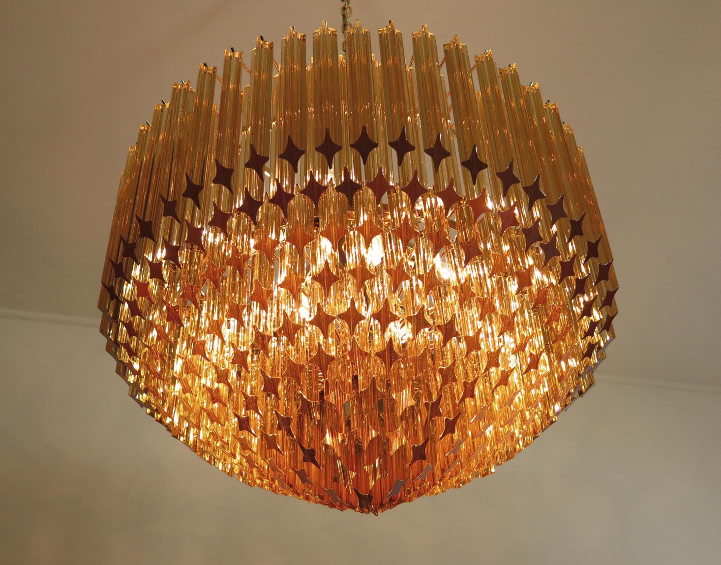 Coppia di lampadari in vetro di Murano Quadriedri, 265 prismi d'ambra, montatura in oro in vendita 5