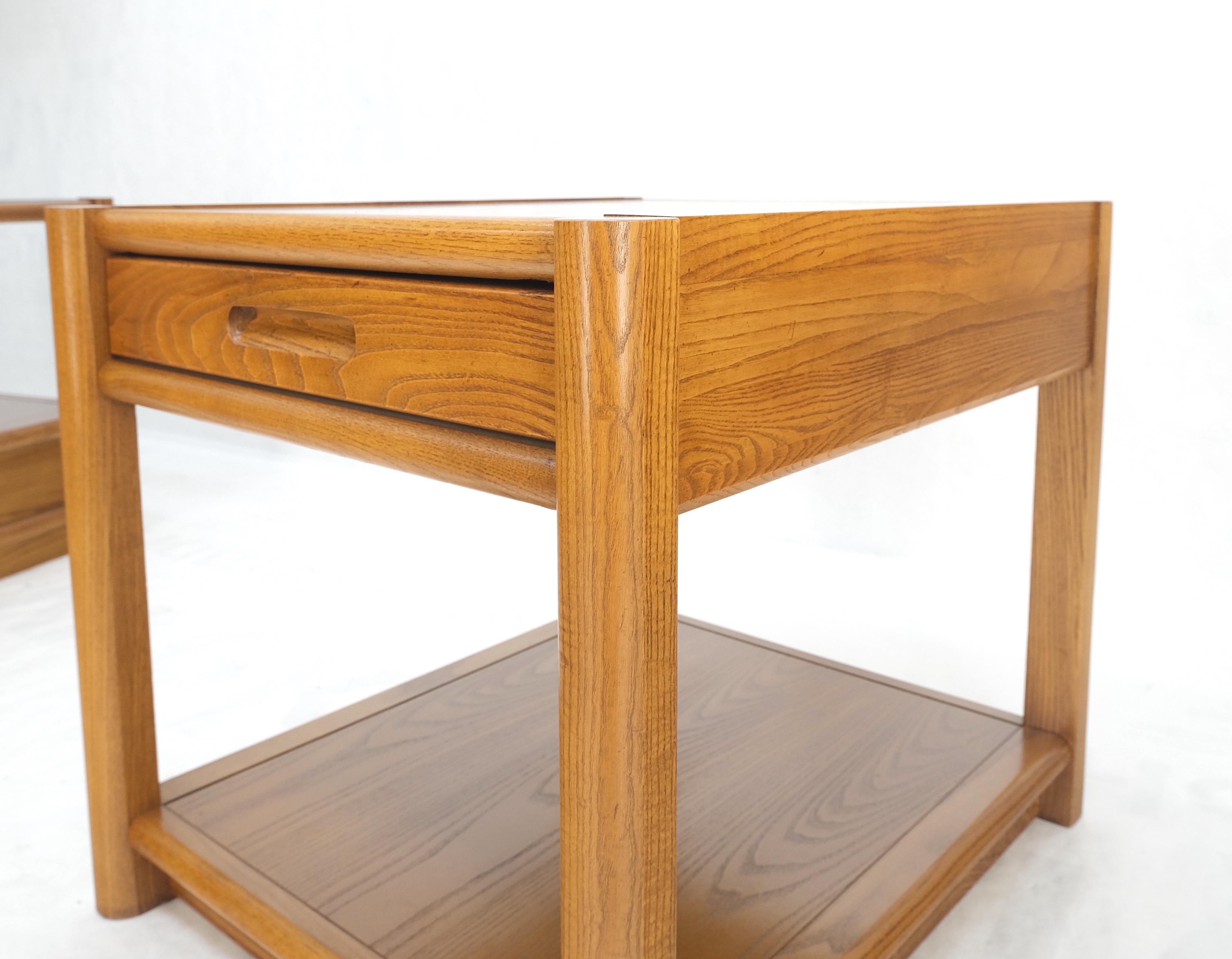 20ième siècle Paire de tables de nuit de qualité à un tiroir d'extrémité avec plateau en verre de Thomasville MINT ! en vente