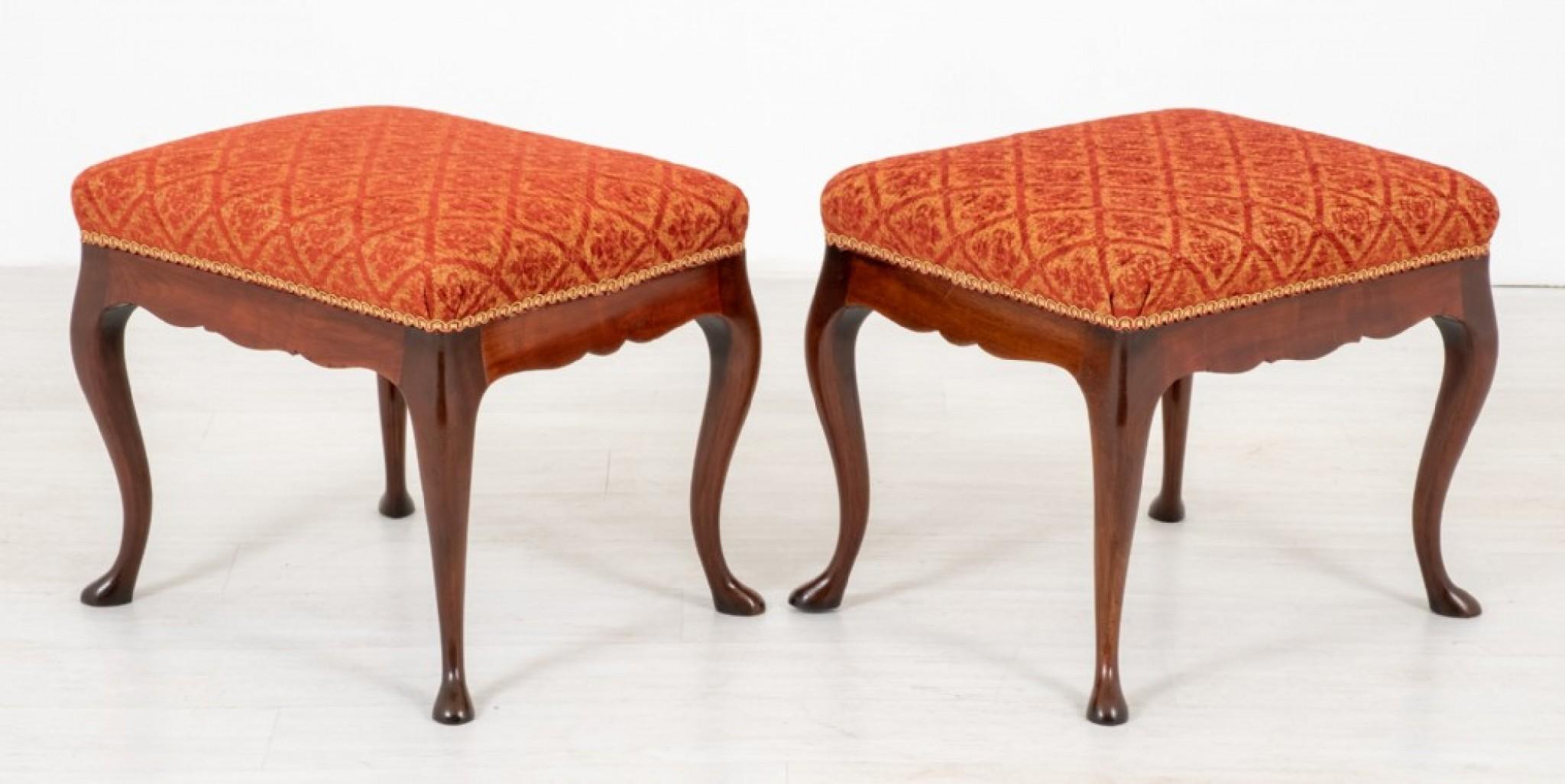 Paire de tabourets en acajou de style Queen Anne.
Ces tabourets sont de forme simple avec des pieds en forme de reine Anne et une frise en forme.
Circa 1890
Les tabourets ont été récemment retapissés et sont présentés en bon état.