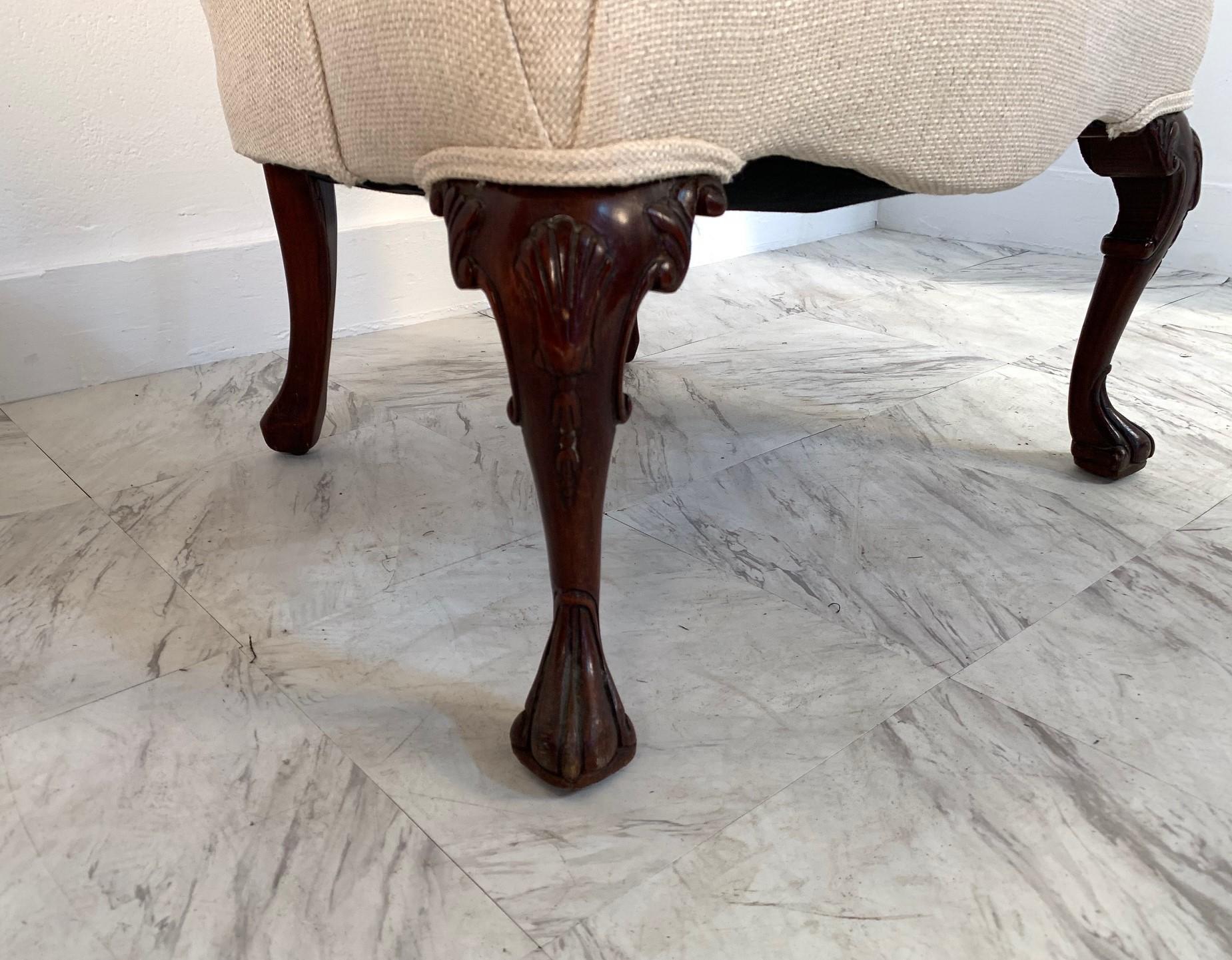 Milieu du XXe siècle Paire de chaises à dossier Wingback de style Queen Anne en vente