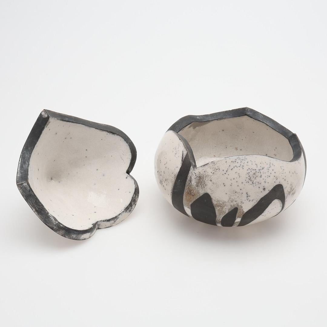 Pair Raku burnt earthenware lidded bowls by Ilja Pronk In Good Condition For Sale In Malibu, CA