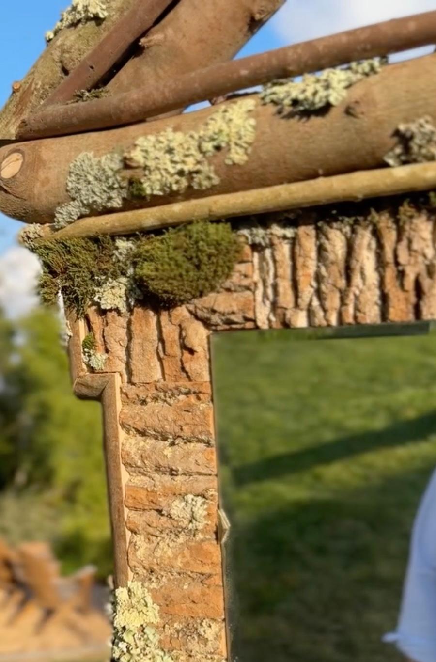 Paar Raleigh Adams Broken Pediment Woodland Spiegel (21. Jahrhundert und zeitgenössisch) im Angebot