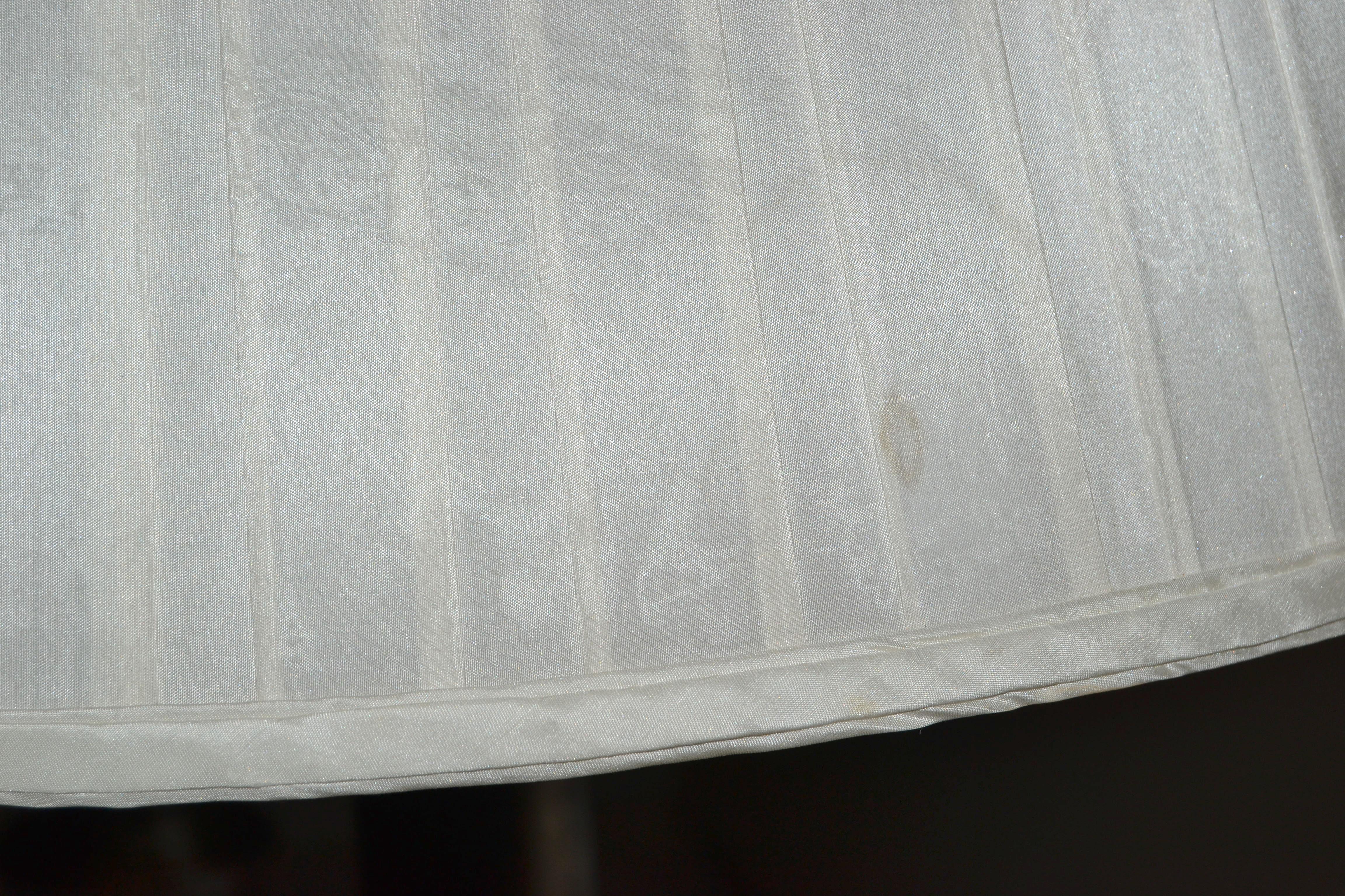 Paire de lampes de bureau Ralph Lauren en laiton argenté à abat-jour plissé en soie avec double douille 9