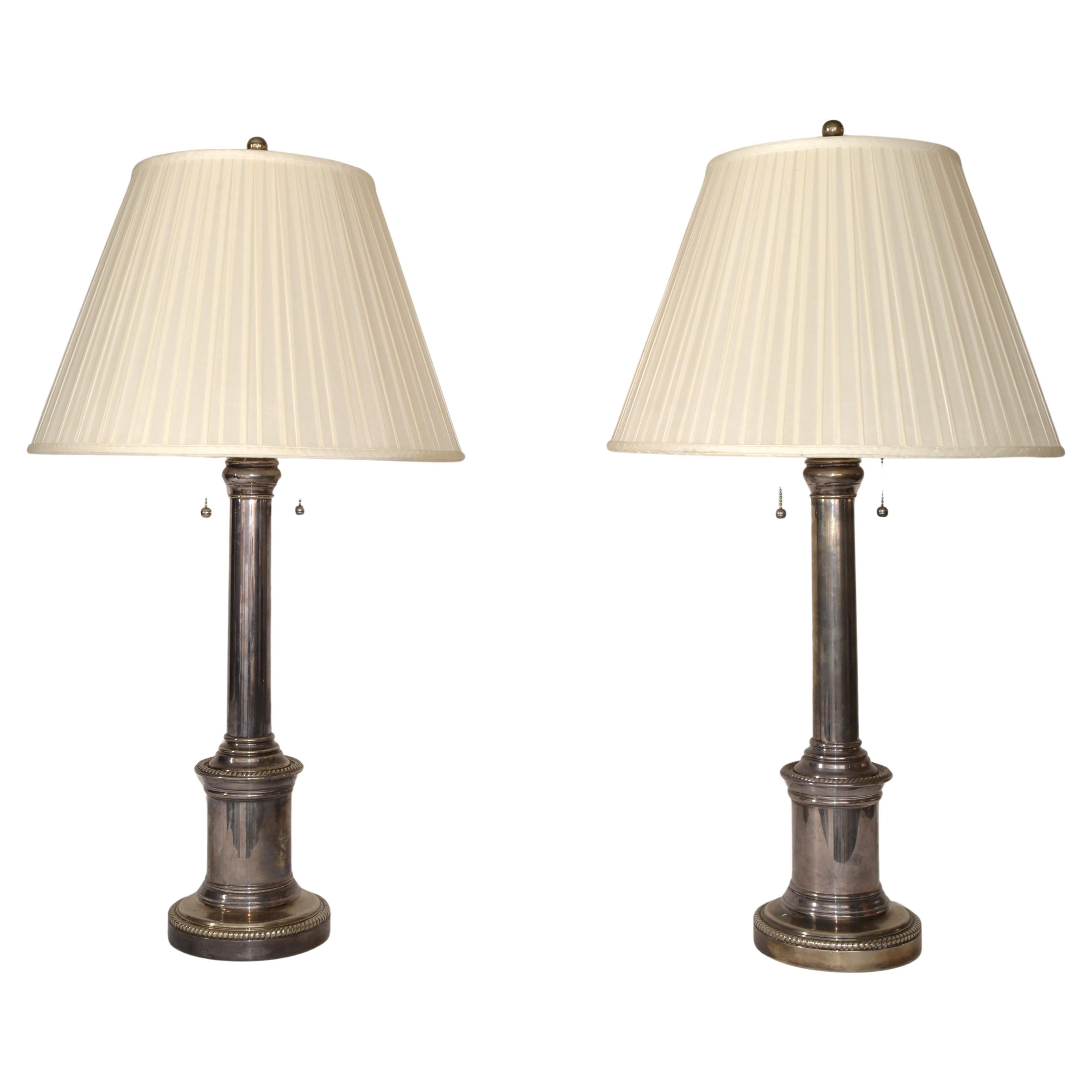 Paire de lampes de bureau Ralph Lauren en laiton argenté à abat-jour plissé en soie avec double douille 10