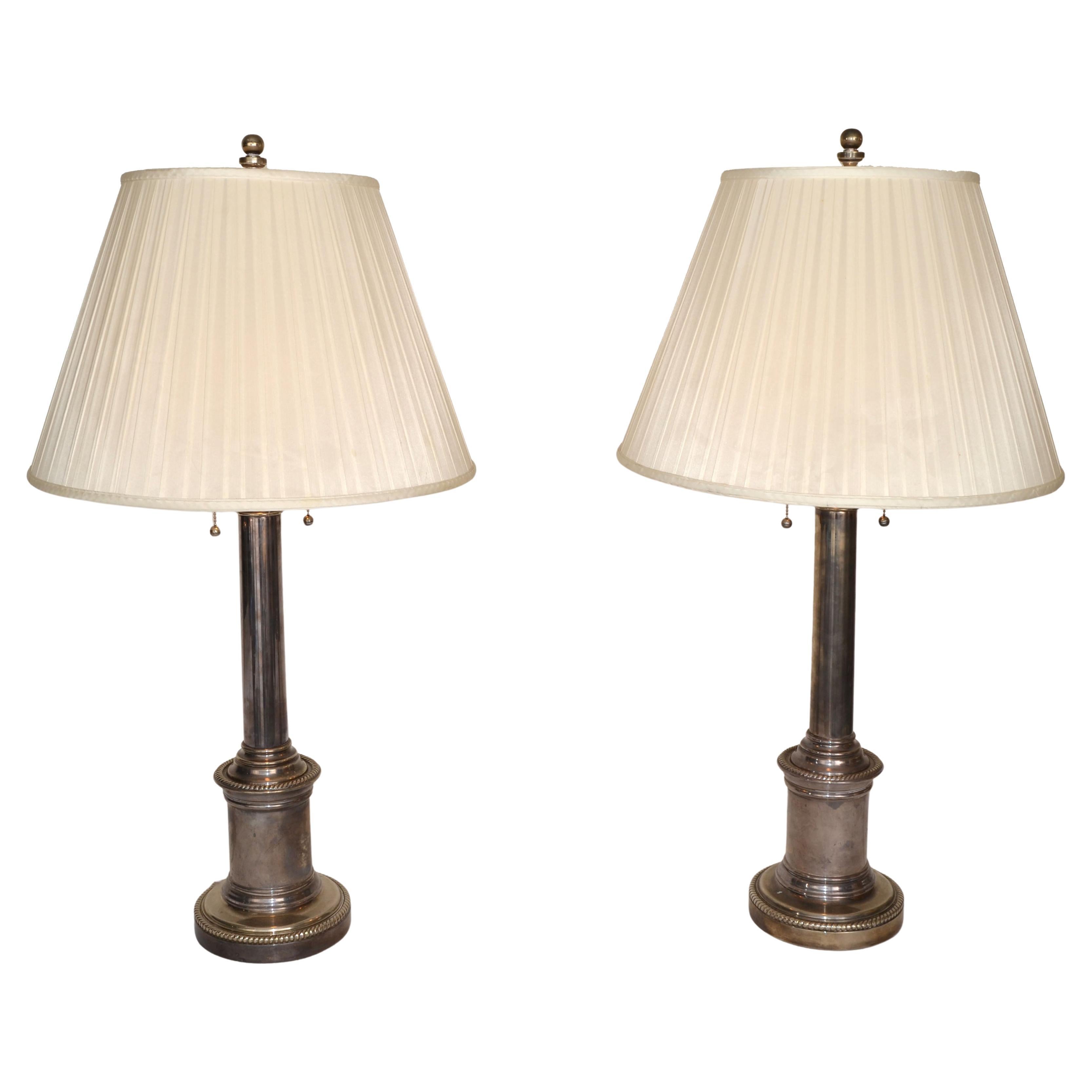 Empire américain Paire de lampes de bureau Ralph Lauren en laiton argenté à abat-jour plissé en soie avec double douille