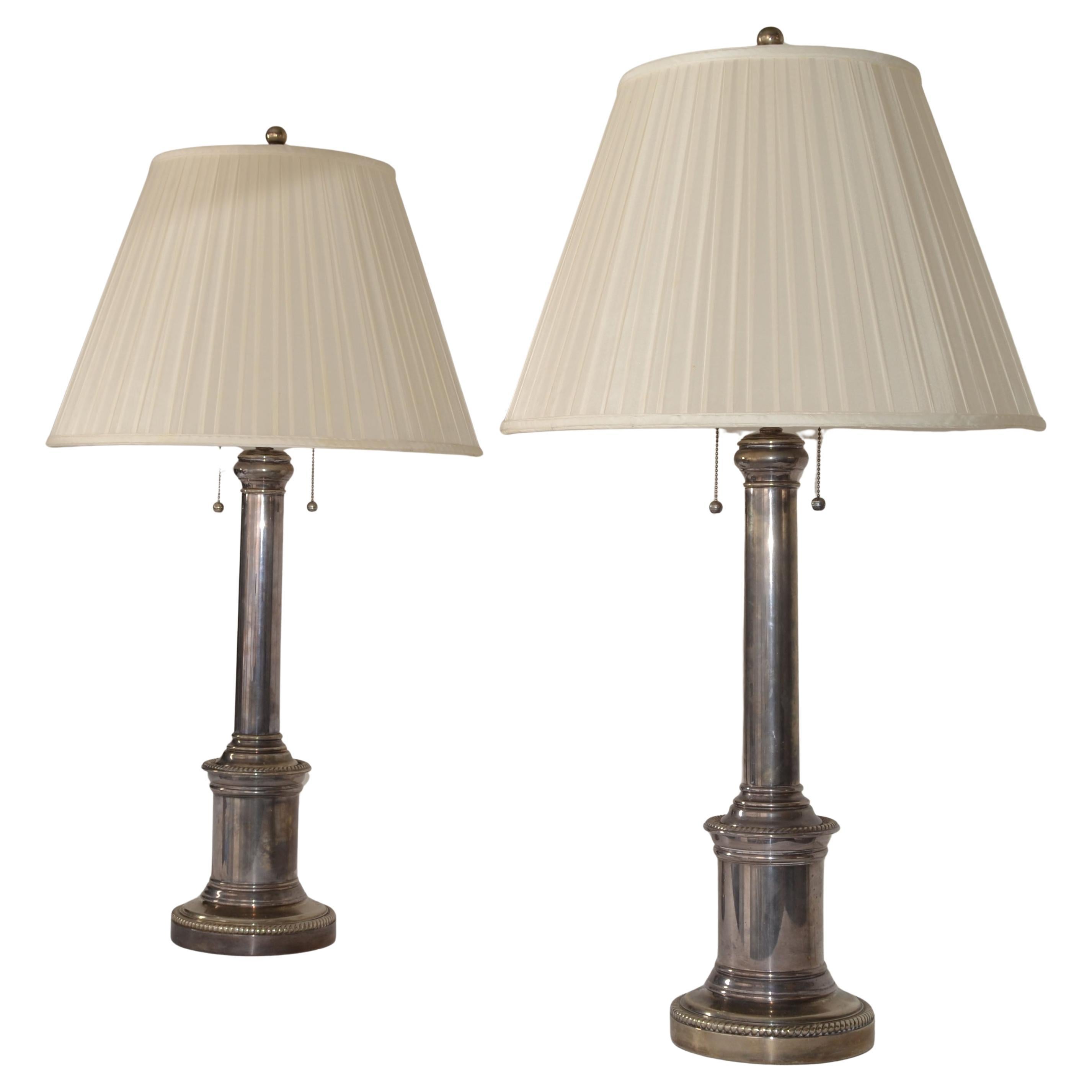 Américain Paire de lampes de bureau Ralph Lauren en laiton argenté à abat-jour plissé en soie avec double douille