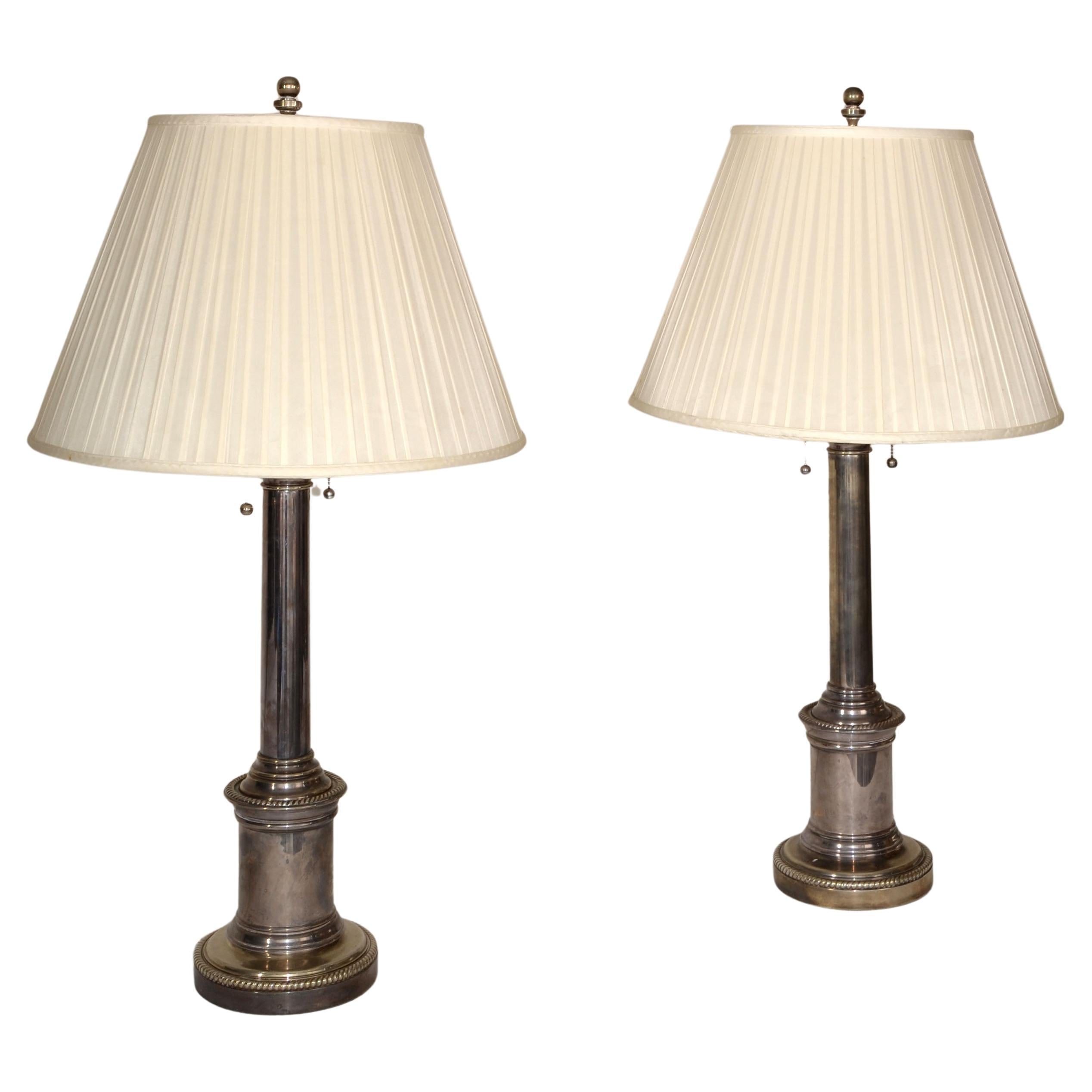 Fait main Paire de lampes de bureau Ralph Lauren en laiton argenté à abat-jour plissé en soie avec double douille