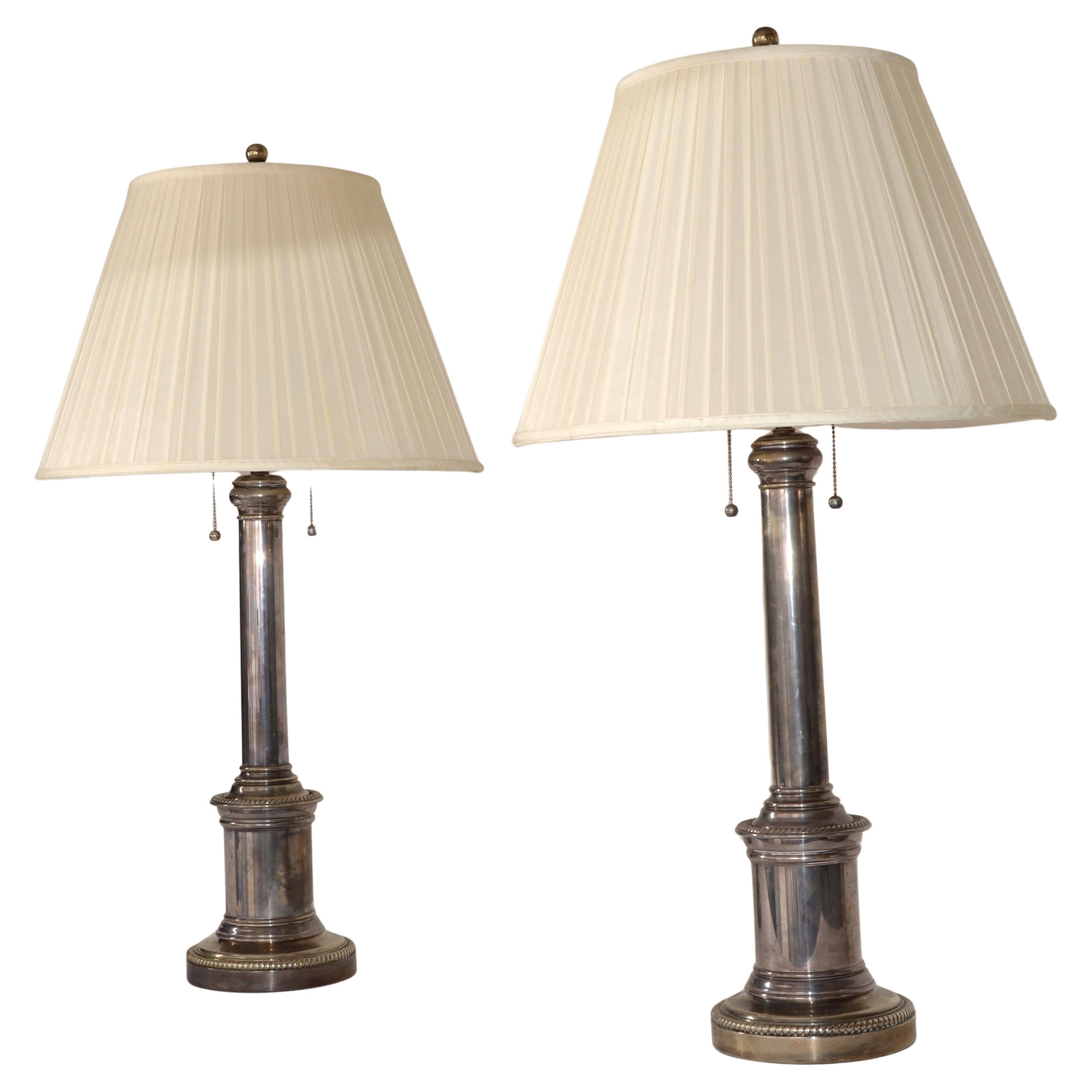 Paire de lampes de bureau Ralph Lauren en laiton argenté à abat-jour plissé en soie avec double douille Bon état à Miami, FL