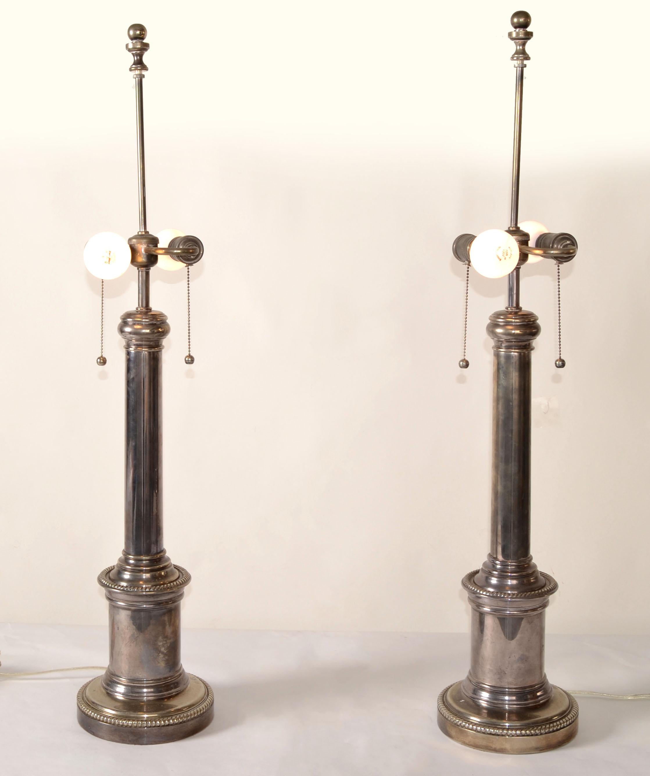 XXIe siècle et contemporain Paire de lampes de bureau Ralph Lauren en laiton argenté à abat-jour plissé en soie avec double douille