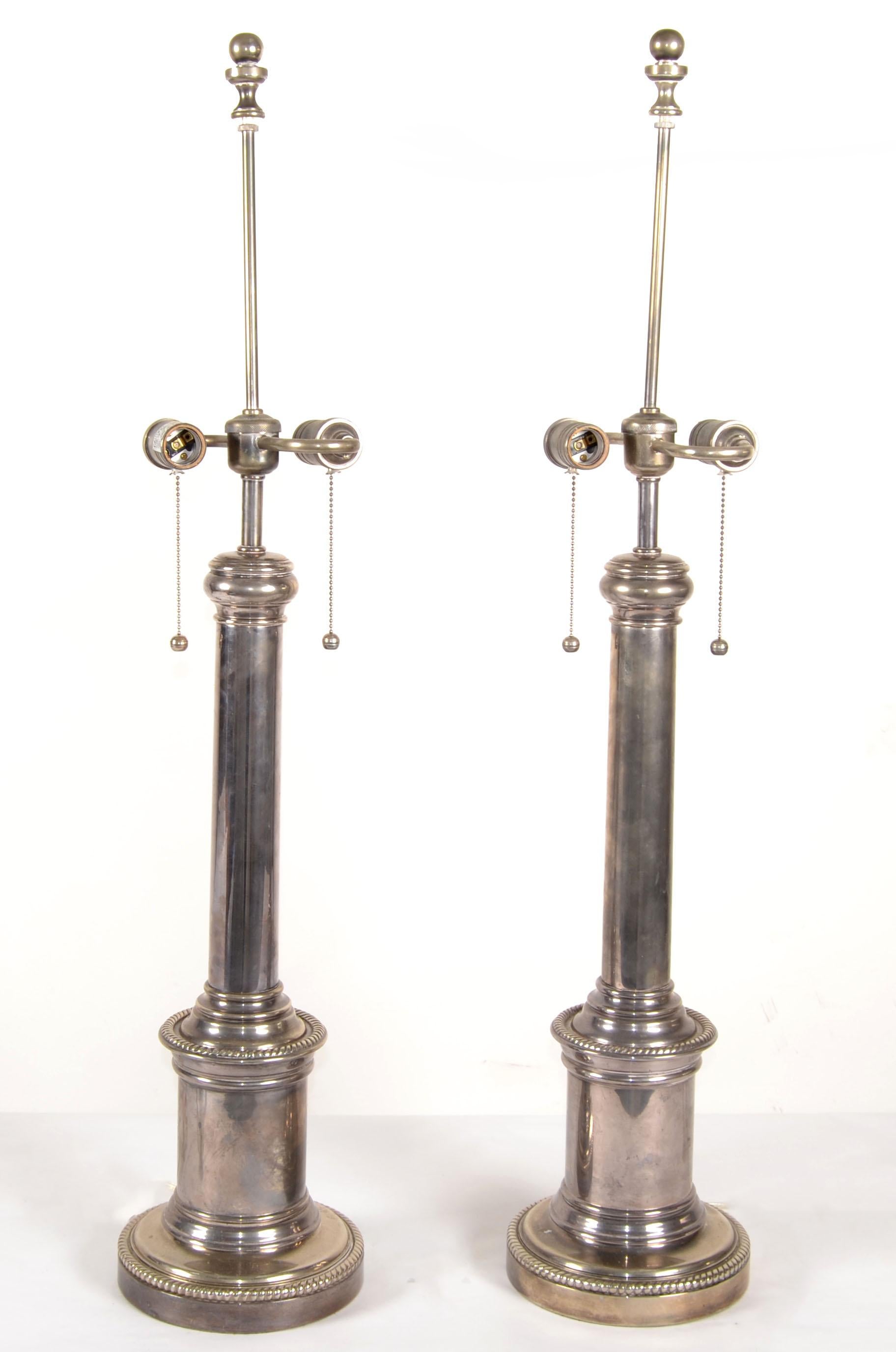 Zinc Paire de lampes de bureau Ralph Lauren en laiton argenté à abat-jour plissé en soie avec double douille