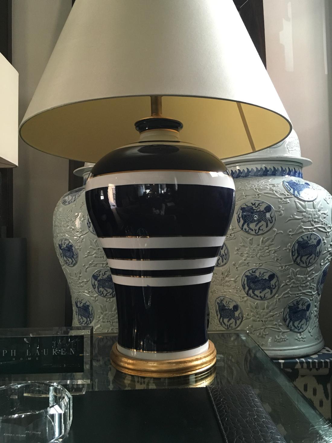 Américain Paire de lampes de table Ralph Lauren en porcelaine émaillée de style moderne bleu et blanc en vente