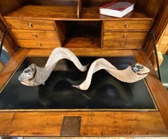 Pareja de candelabros de cuerno de carnero