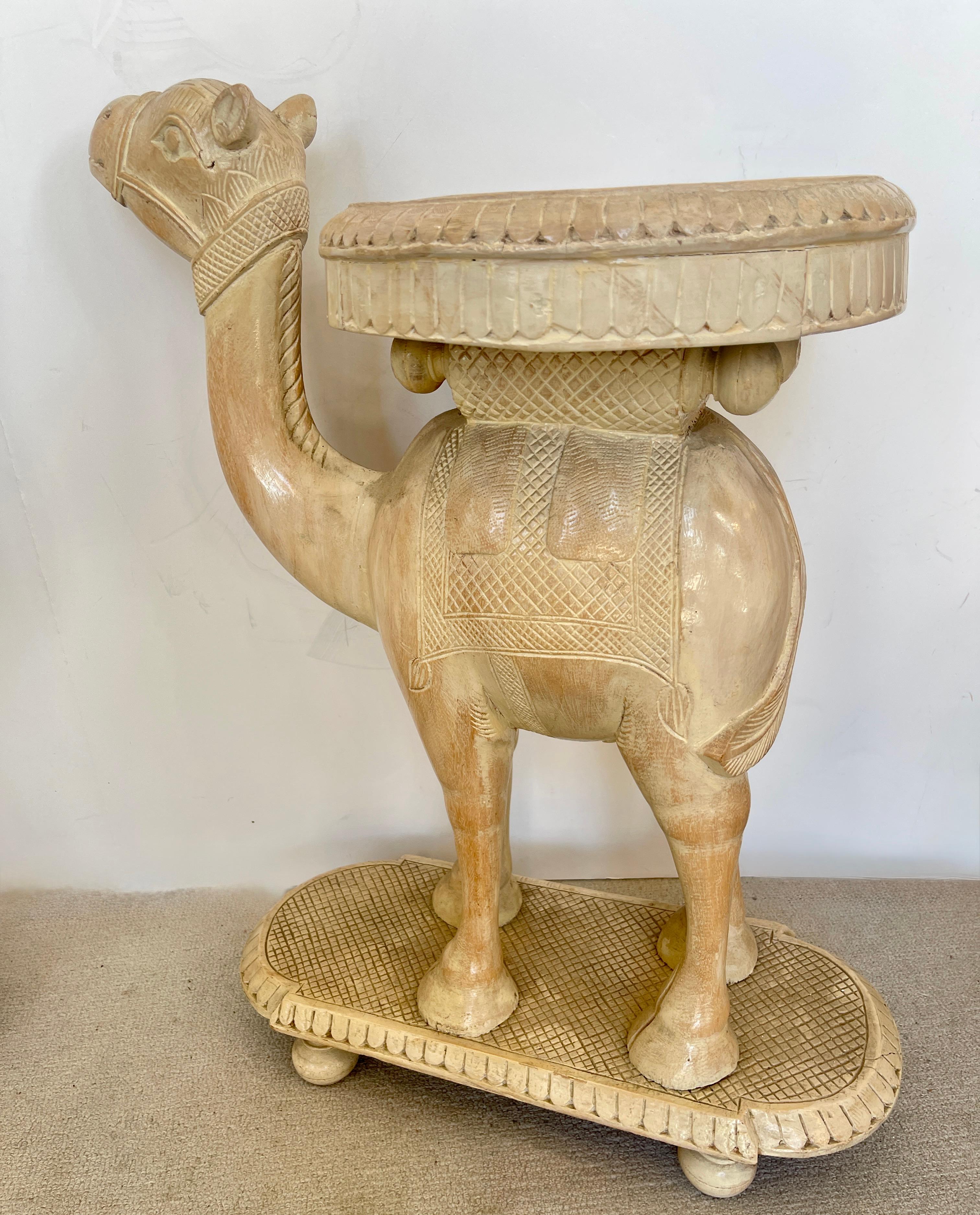 Paire de rares tables à chameau anglo-indiennes en bois sculpté à la main de couleur ivoire C.1880-1920 en vente 3