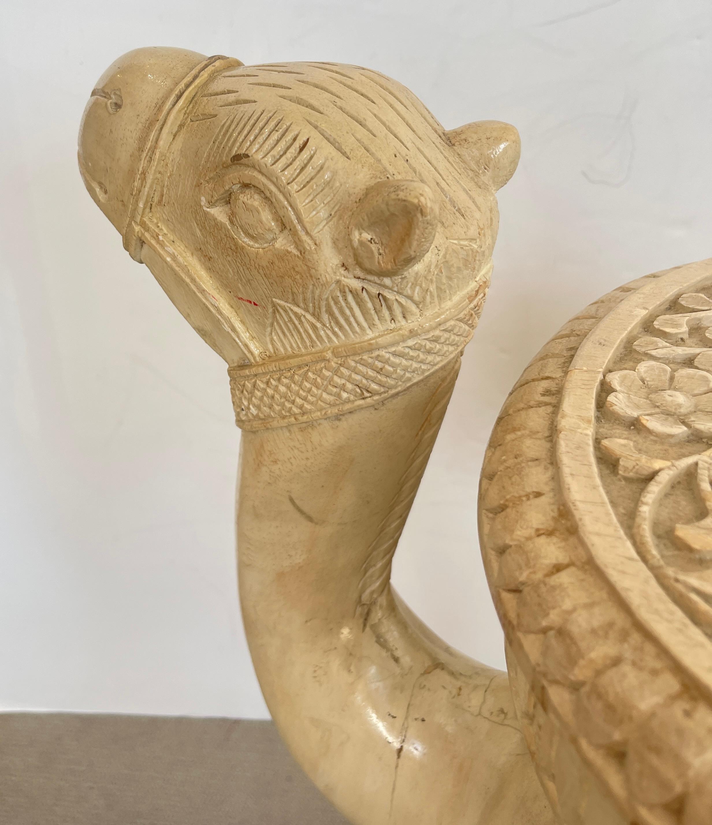 Paire de rares tables à chameau anglo-indiennes en bois sculpté à la main de couleur ivoire C.1880-1920 en vente 4
