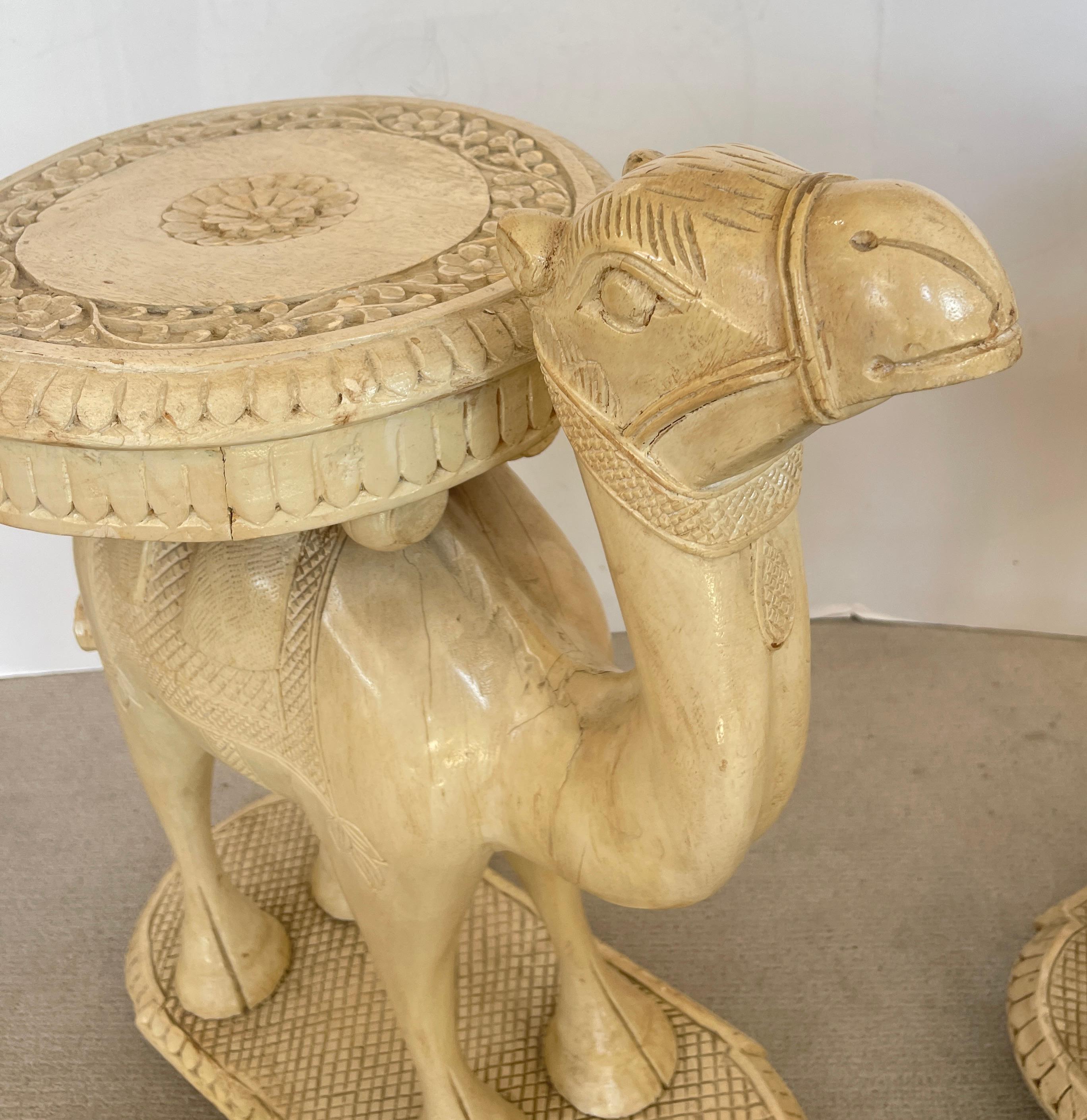 Paire de rares tables à chameau anglo-indiennes en bois sculpté à la main de couleur ivoire C.1880-1920 en vente 5