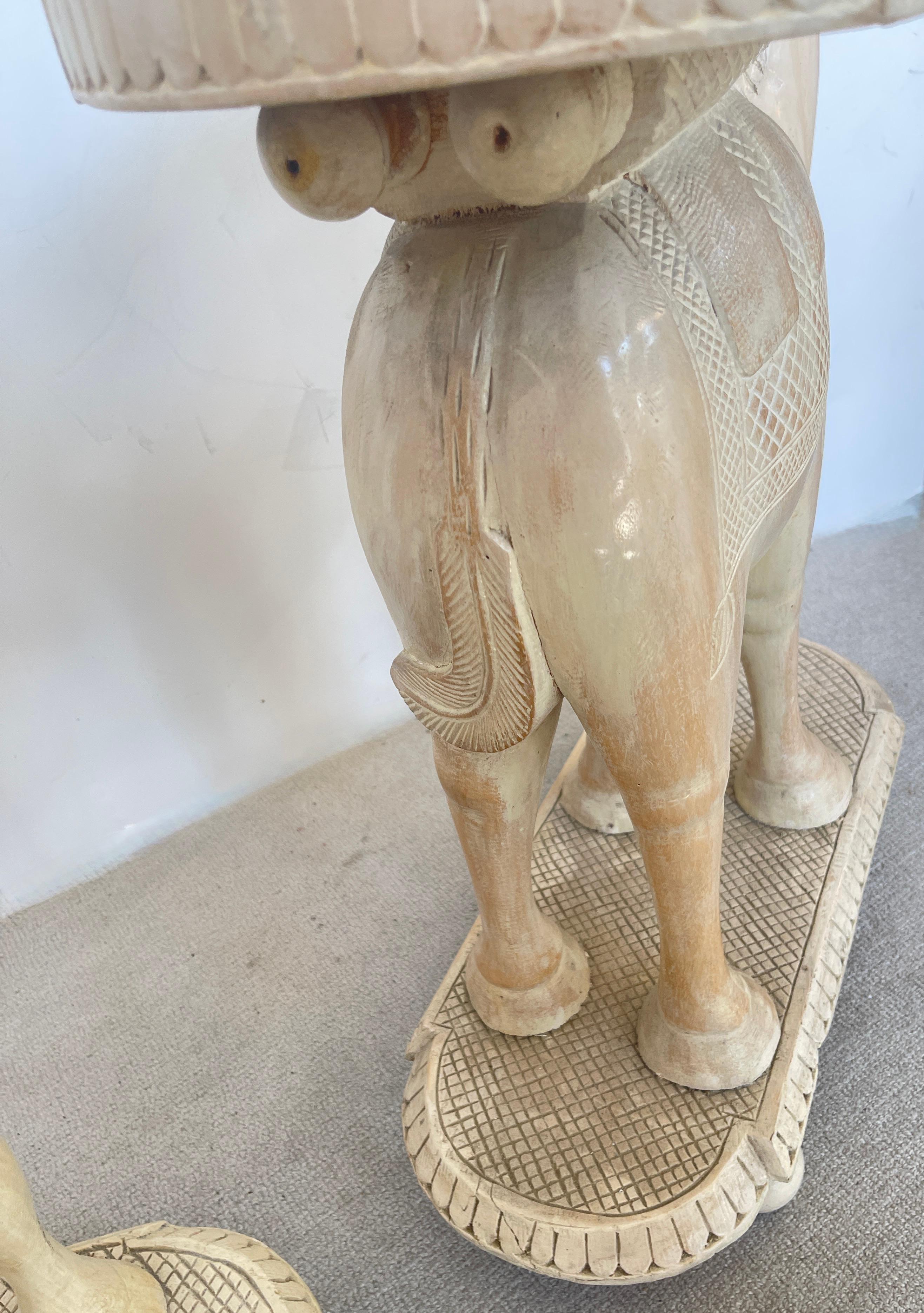 Paire de rares tables à chameau anglo-indiennes en bois sculpté à la main de couleur ivoire C.1880-1920 en vente 7