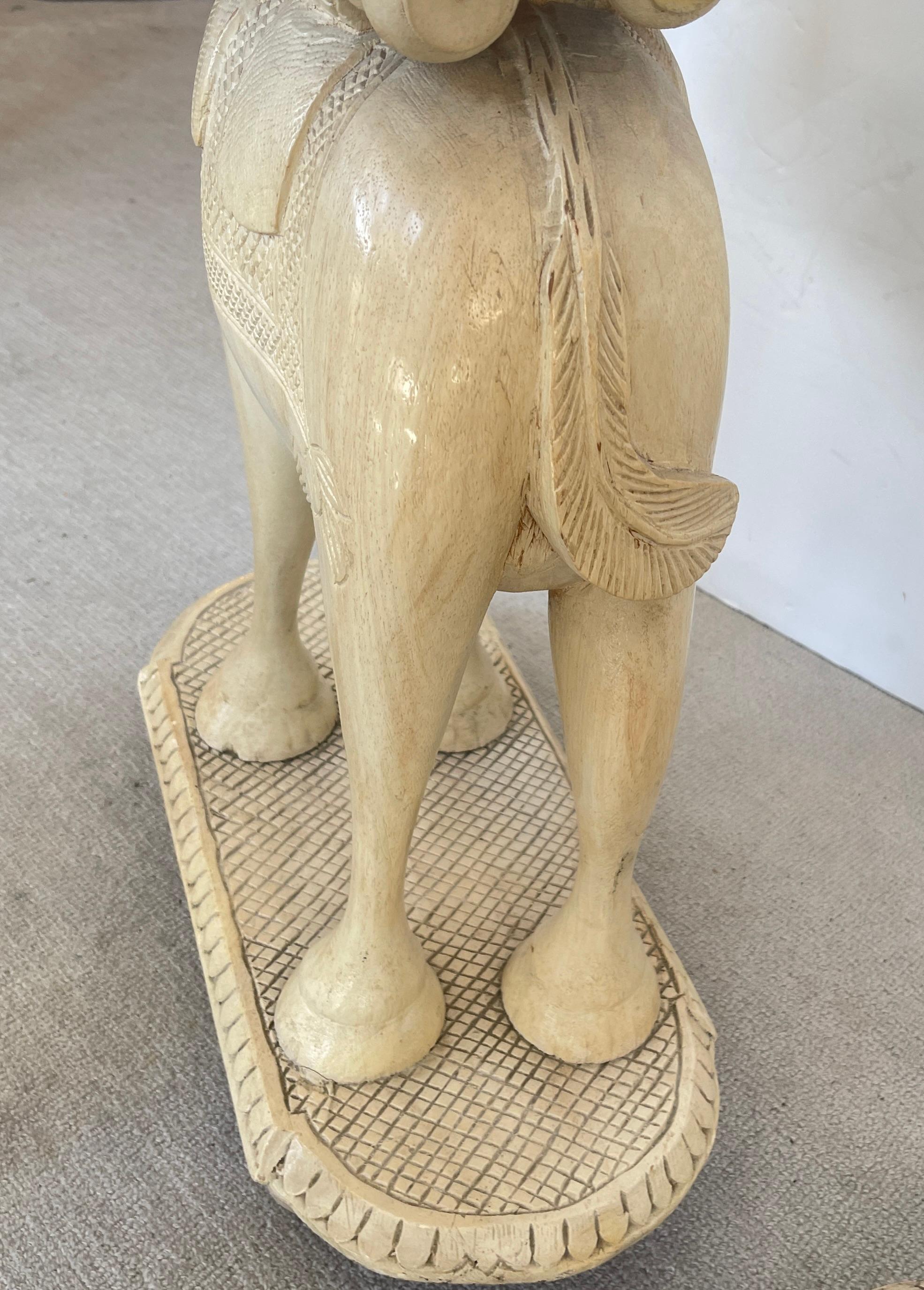 Paire de rares tables à chameau anglo-indiennes en bois sculpté à la main de couleur ivoire C.1880-1920 en vente 8