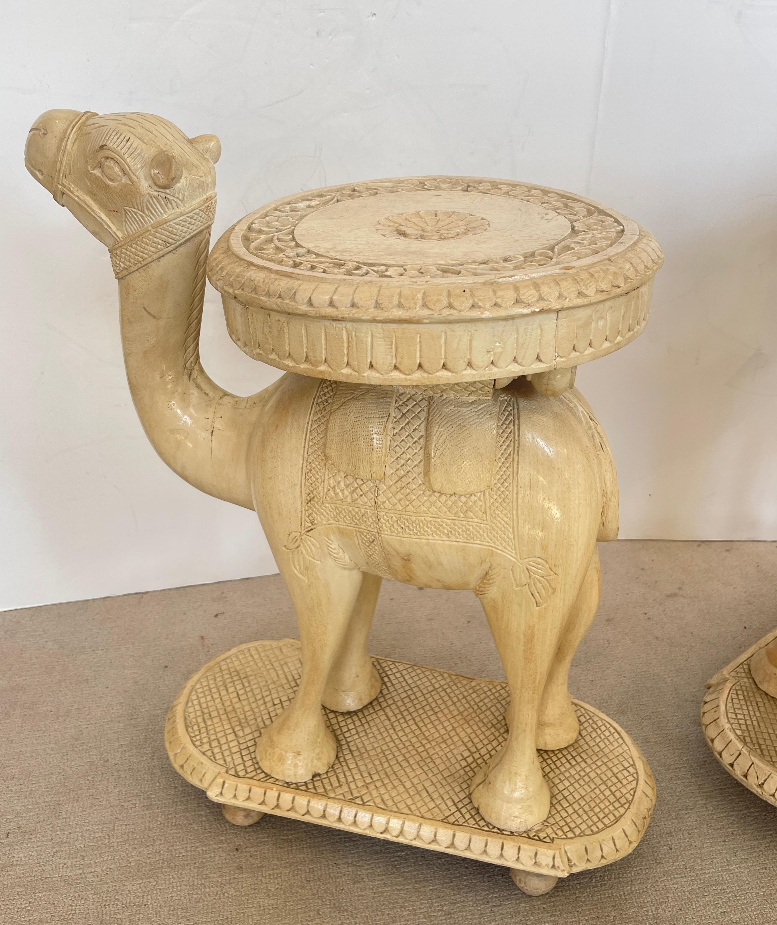 Paire de rares tables à chameau anglo-indiennes en bois sculpté à la main de couleur ivoire C.1880-1920 en vente 9