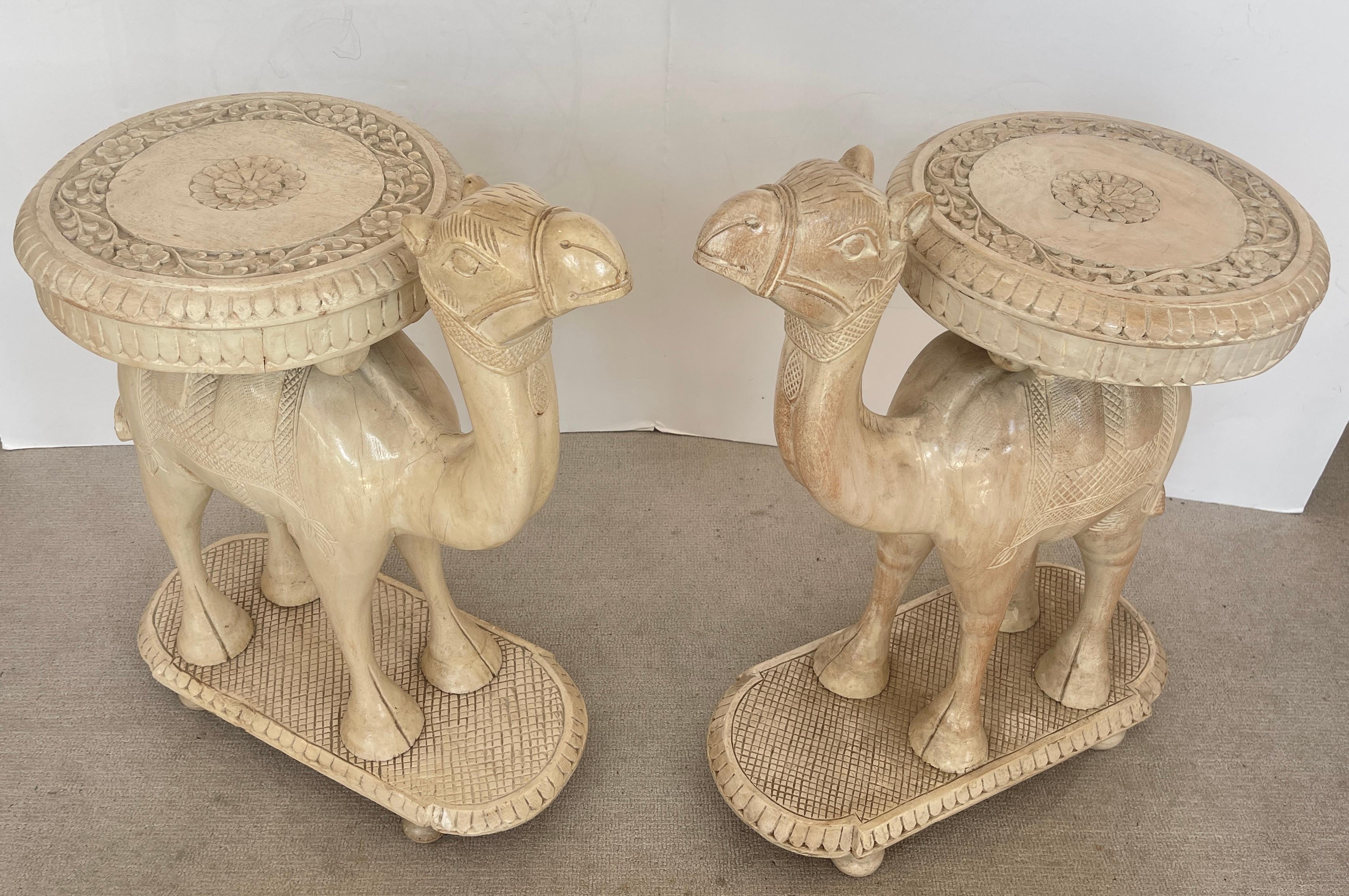 Voici une magnifique paire d'objets sculptés à la main par des Anglo-Indiens.  Ivoire Couleur Bois,  ils sont en forme de chameaux debout sur un socle en bois sculpté.
Ils ont un dessus rond sculpté à la main.
Elles peuvent être utilisées comme