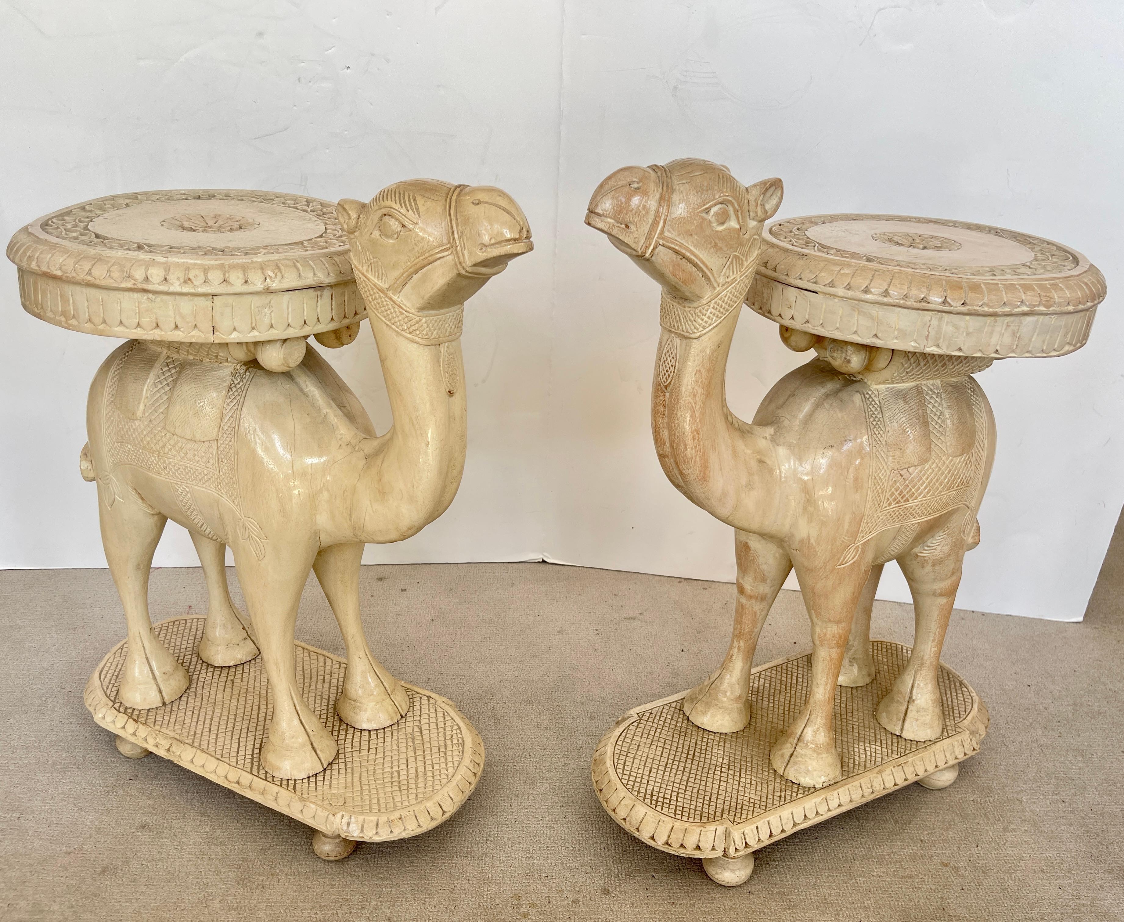 Indien Paire de rares tables à chameau anglo-indiennes en bois sculpté à la main de couleur ivoire C.1880-1920 en vente