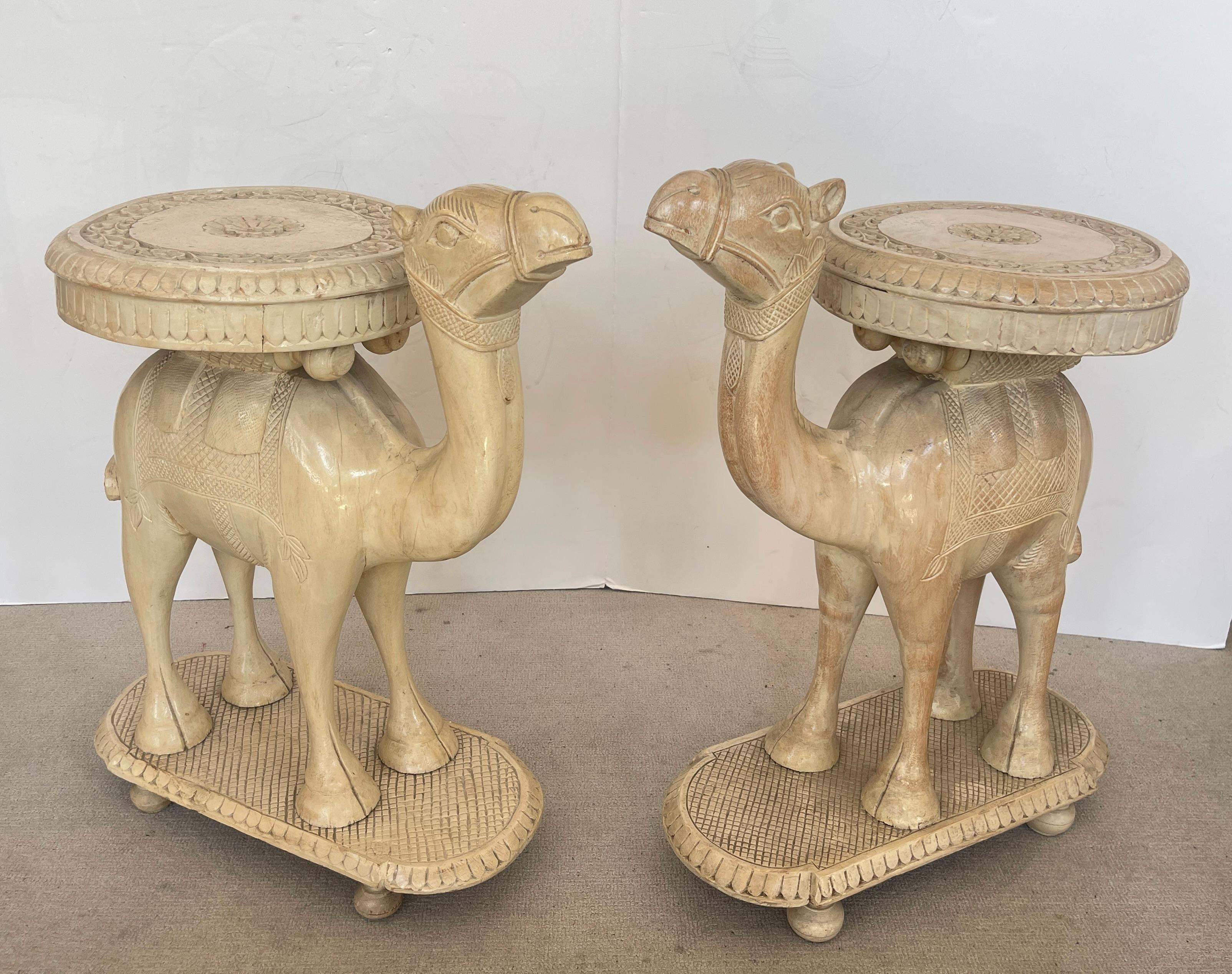 Sculpté à la main Paire de rares tables à chameau anglo-indiennes en bois sculpté à la main de couleur ivoire C.1880-1920 en vente