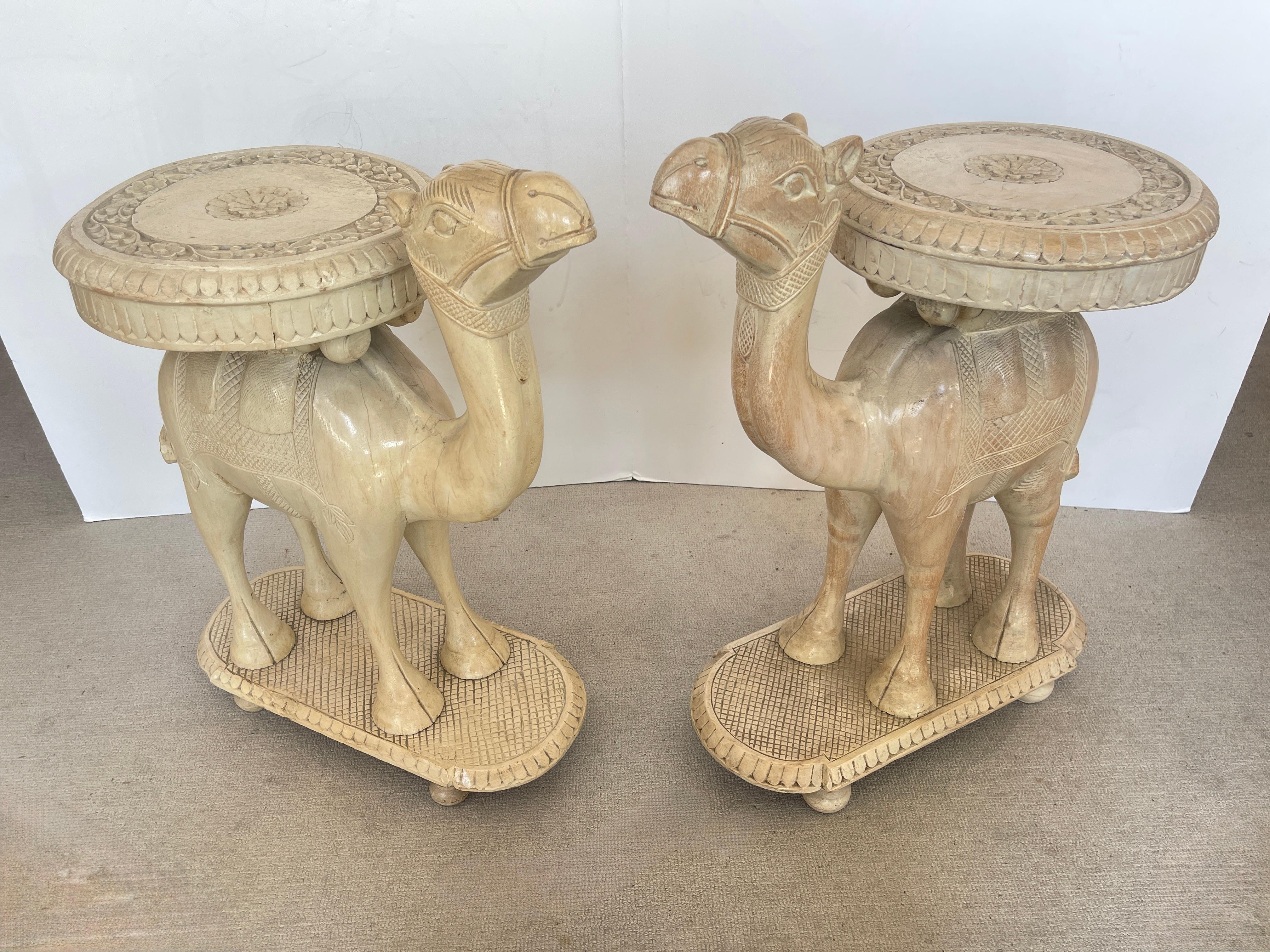 Paire de rares tables à chameau anglo-indiennes en bois sculpté à la main de couleur ivoire C.1880-1920 Bon état - En vente à West Palm Beach, FL