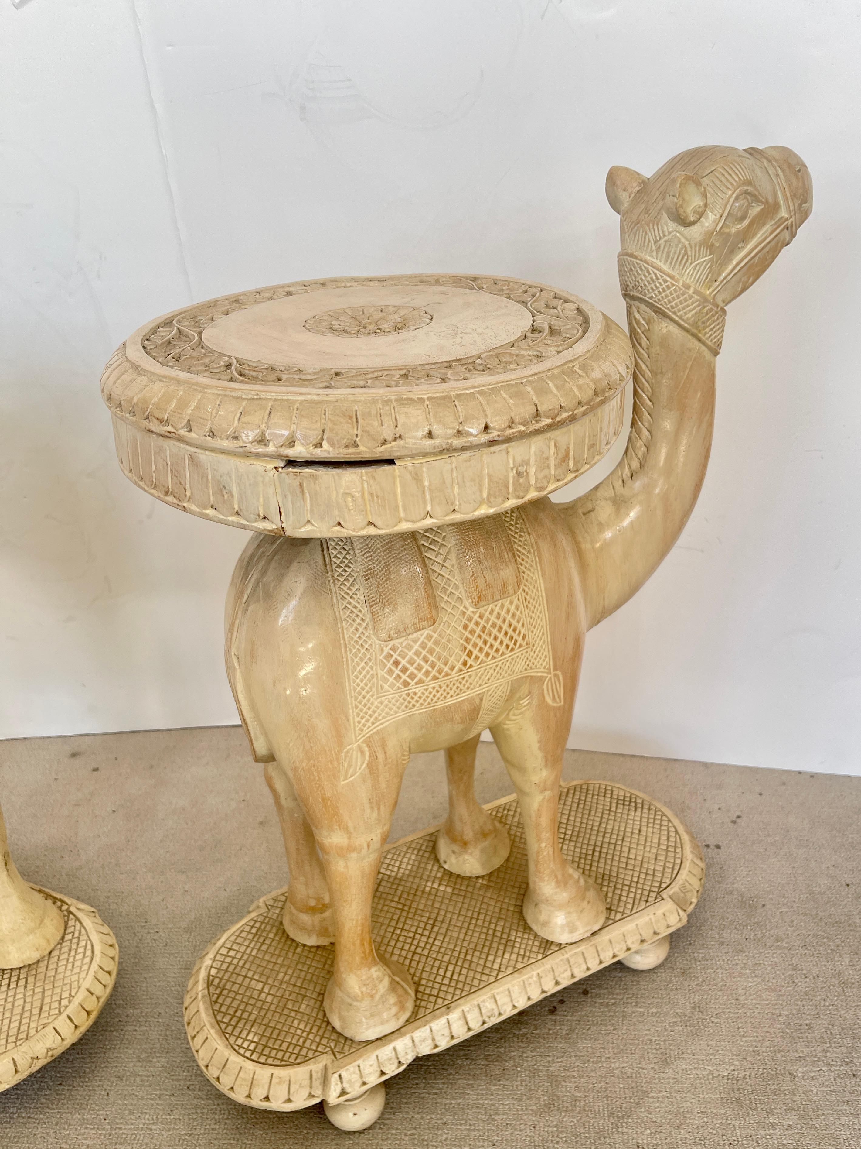 Bois Paire de rares tables à chameau anglo-indiennes en bois sculpté à la main de couleur ivoire C.1880-1920 en vente