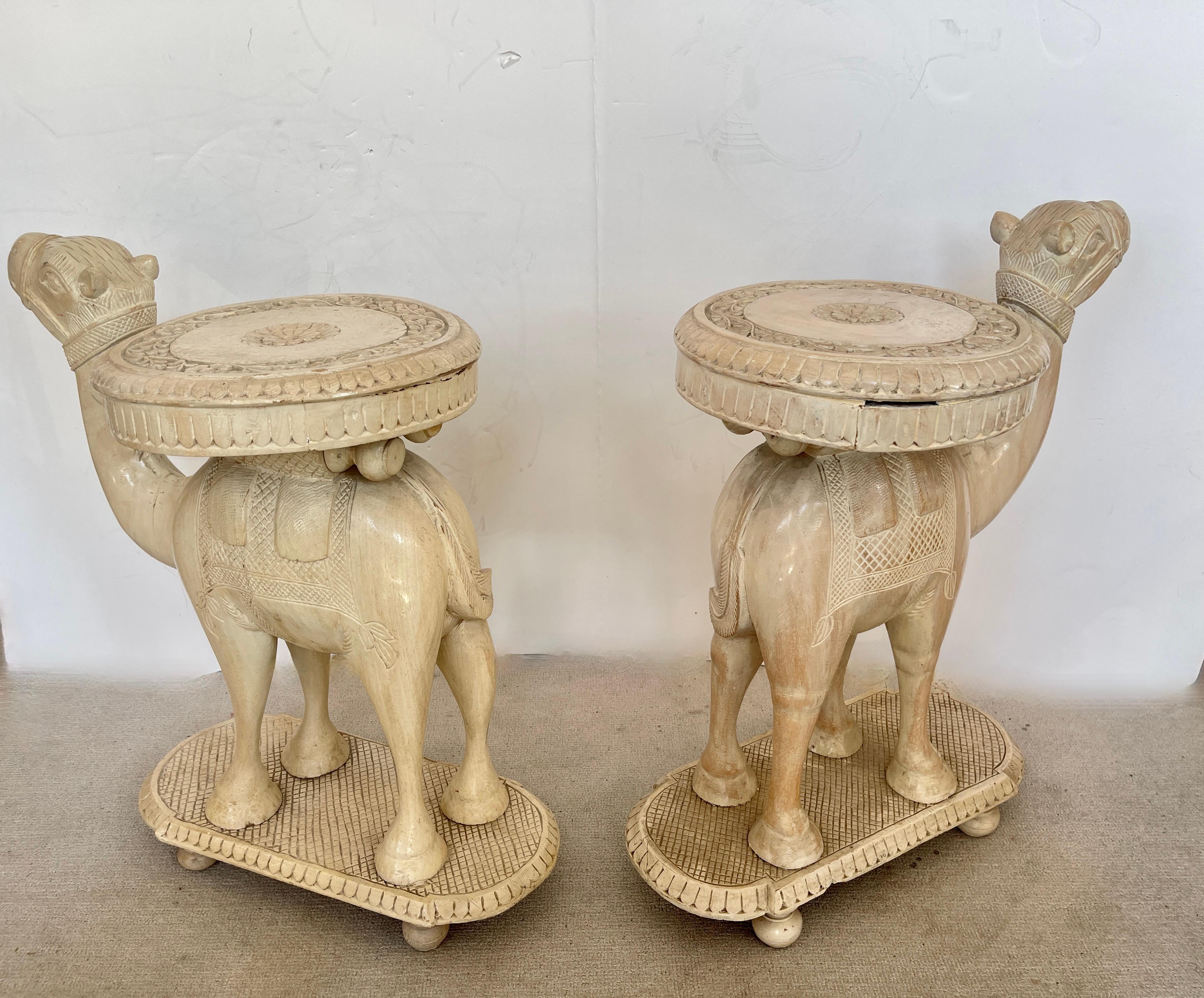 Paire de rares tables à chameau anglo-indiennes en bois sculpté à la main de couleur ivoire C.1880-1920 en vente 1