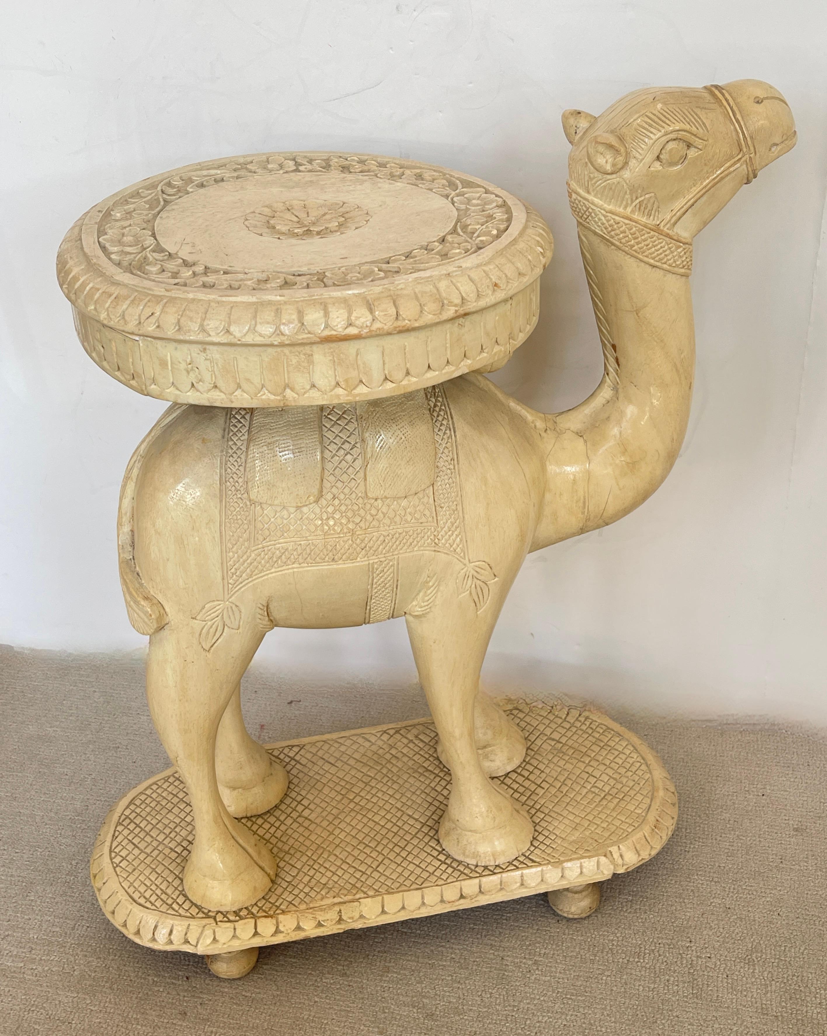 Paire de rares tables à chameau anglo-indiennes en bois sculpté à la main de couleur ivoire C.1880-1920 en vente 2