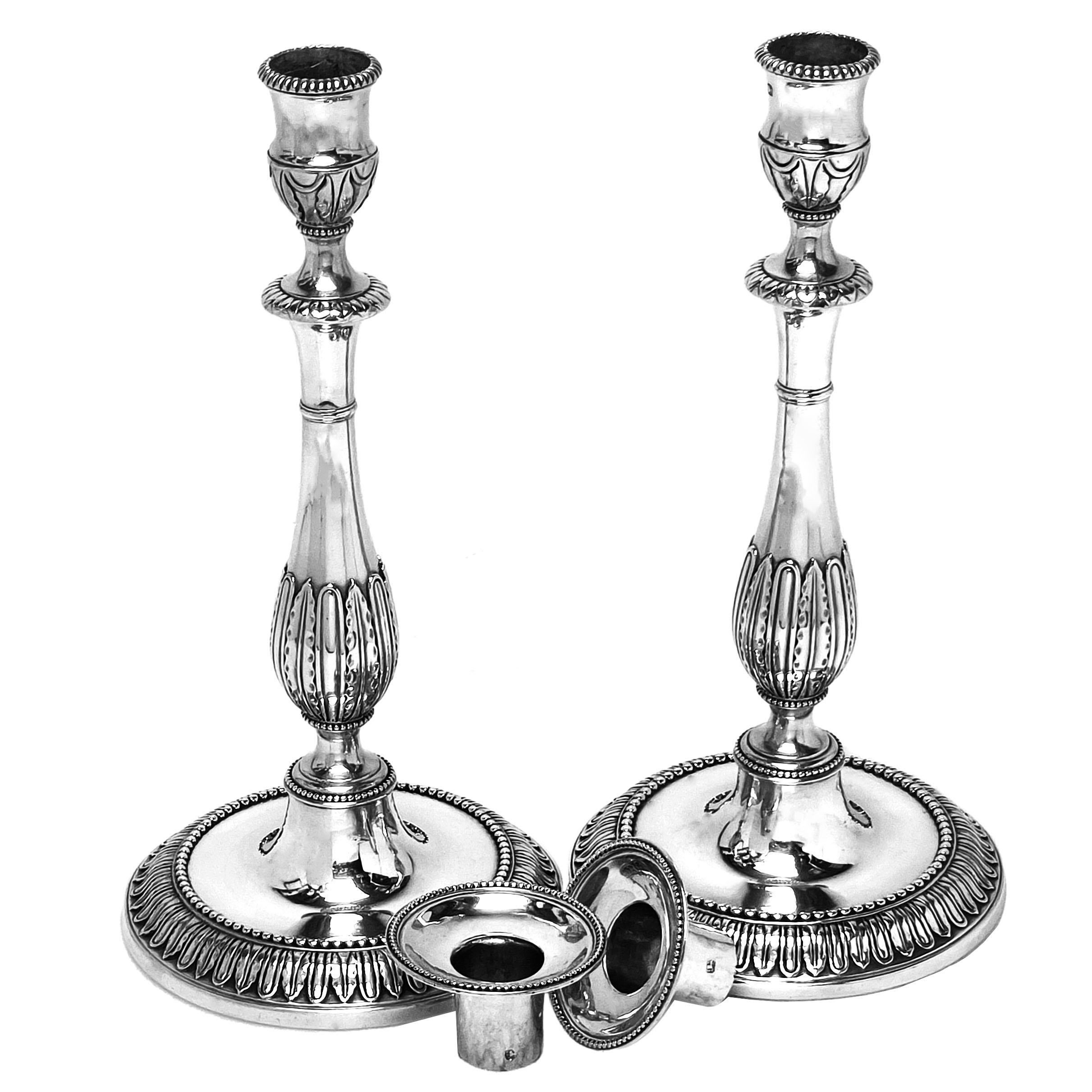 Georgiano Coppia di rari candelieri antichi georgiani in argento fuso 1777 Londra Inghilterra in vendita