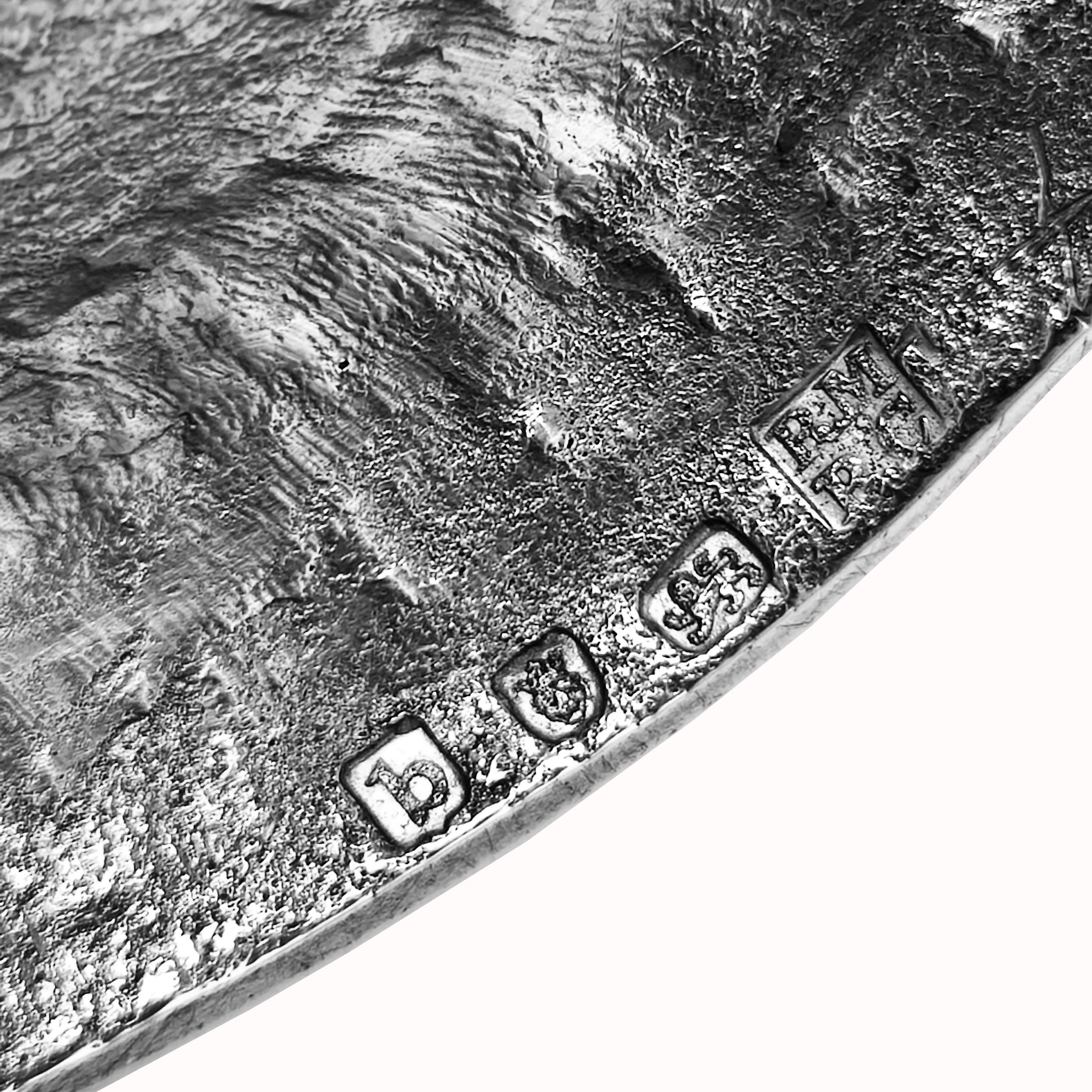 Fino al XVIII secolo Coppia di rari candelieri antichi georgiani in argento fuso 1777 Londra Inghilterra in vendita