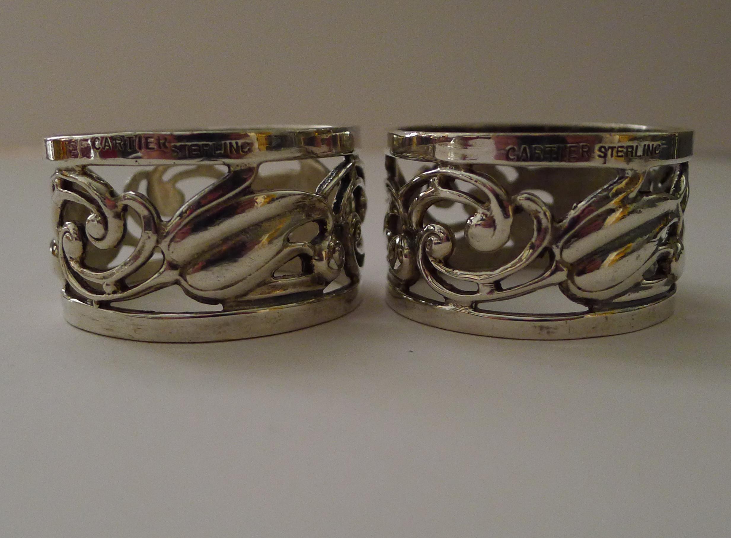 Una bella coppia di antichi portatovaglioli Cartier in argento sterling fuso di grosso calibro con un design stilizzato in stile Art Nouveau / Art Deco risalente al 1930 / 1940 circa; un esempio raro da trovare.

Probabilmente prodotto in Italia per