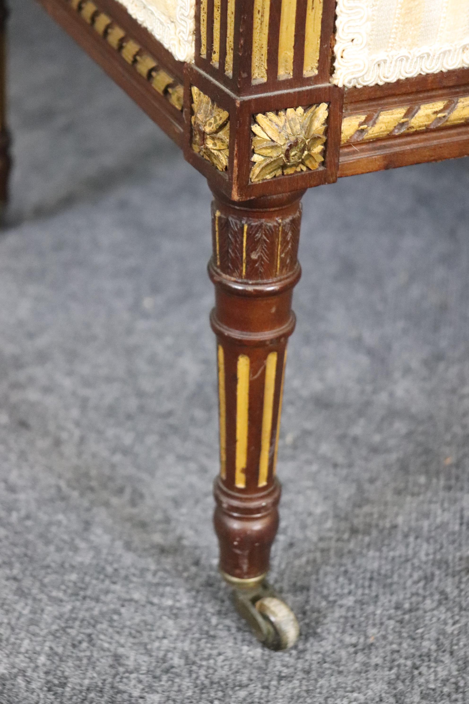 Seltene präzise geschnitzte Bergere-Stühle aus vergoldetem Nussbaumholz im französischen Louis-XVI.-Stil, Paar (Walnuss) im Angebot